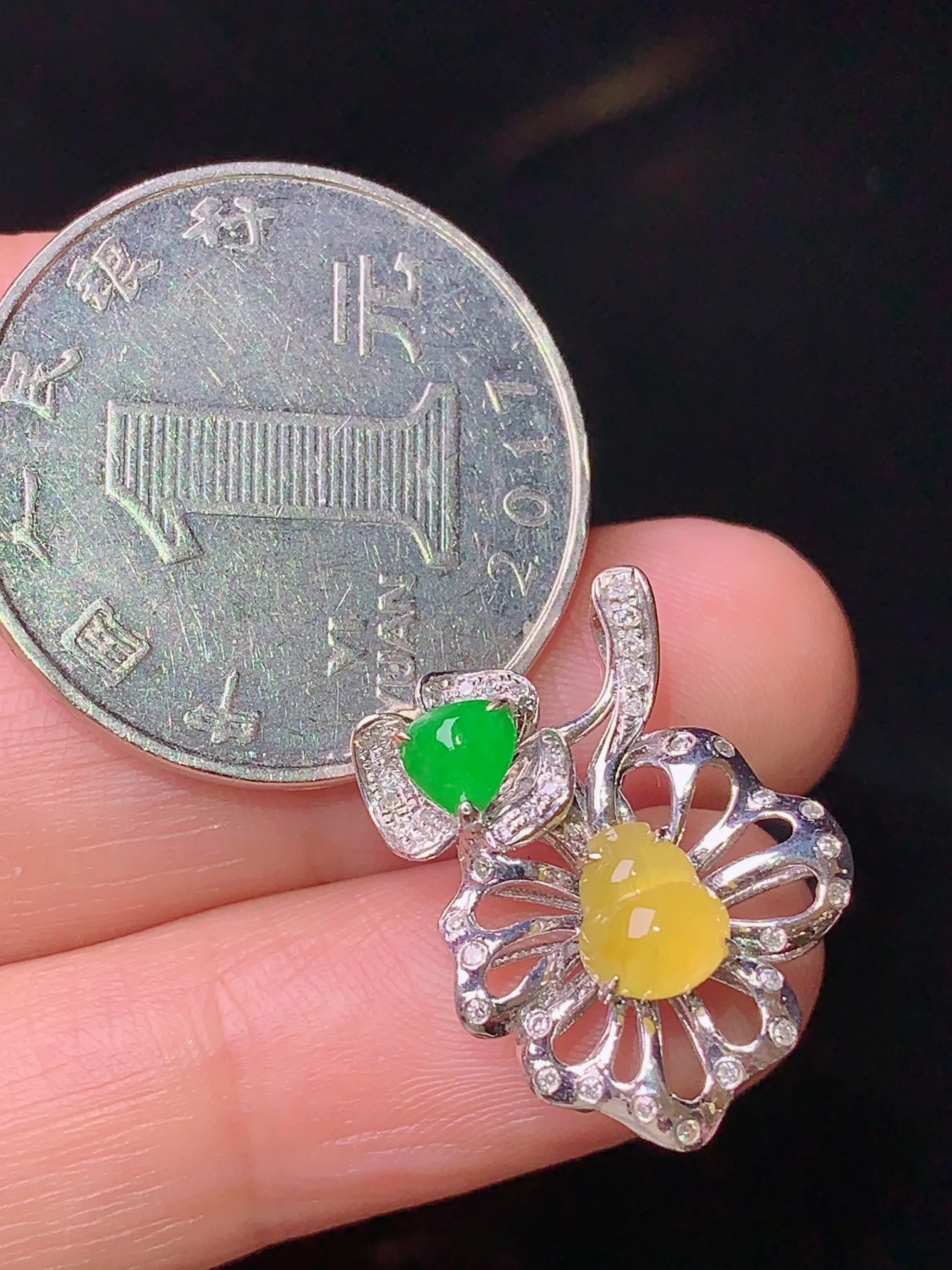 18k金钻镶嵌黄翡葫芦吊坠 玉质细腻 水润亮眼 色泽艳丽 整体尺寸21.6*19.1*7.2