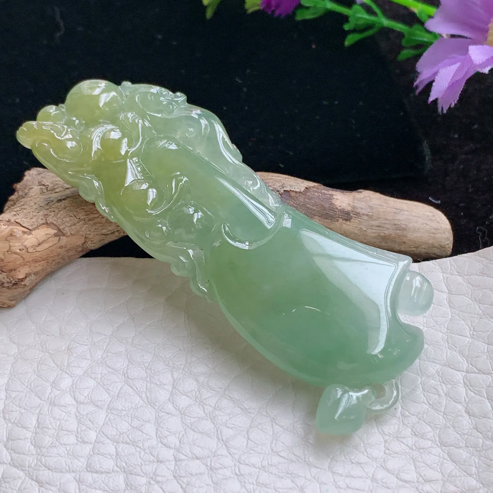 lz实拍69*24.5*8特色老坑精雕缅甸翡翠府上有龙玉吊坠 玉挂件