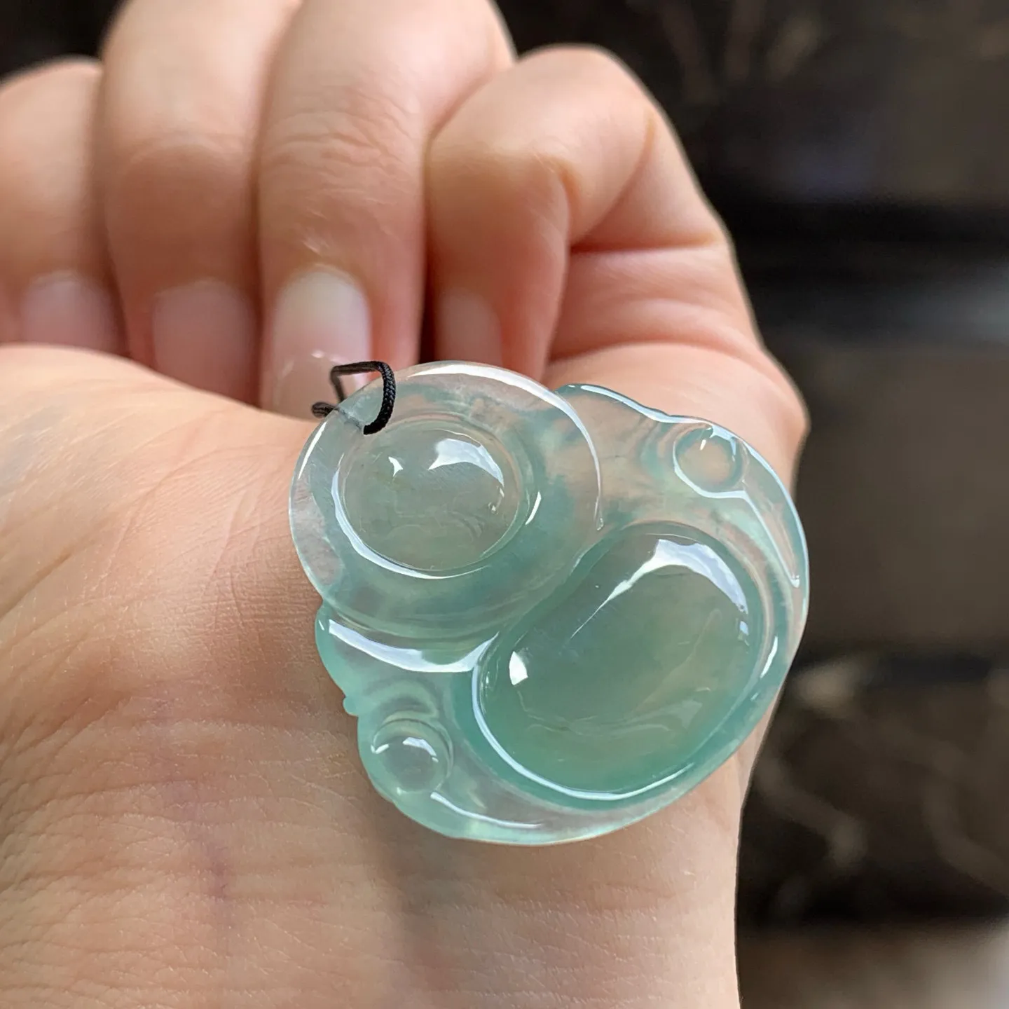 冰种晴绿佛公
尺寸：30.5-32-5.8mm 底色漂亮，笑口常开～