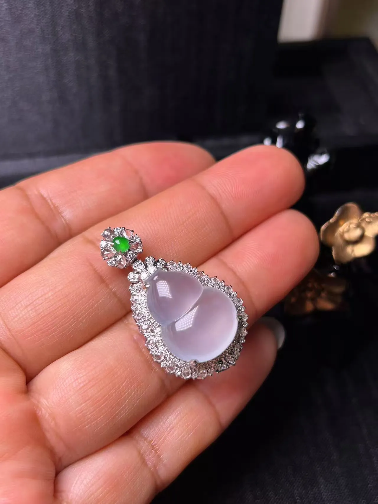 缅甸翡翠A货，白冰葫芦，饱满清爽，上身效果好，平安快乐，吉祥如意。裸石尺寸18.2/14.1/5.3