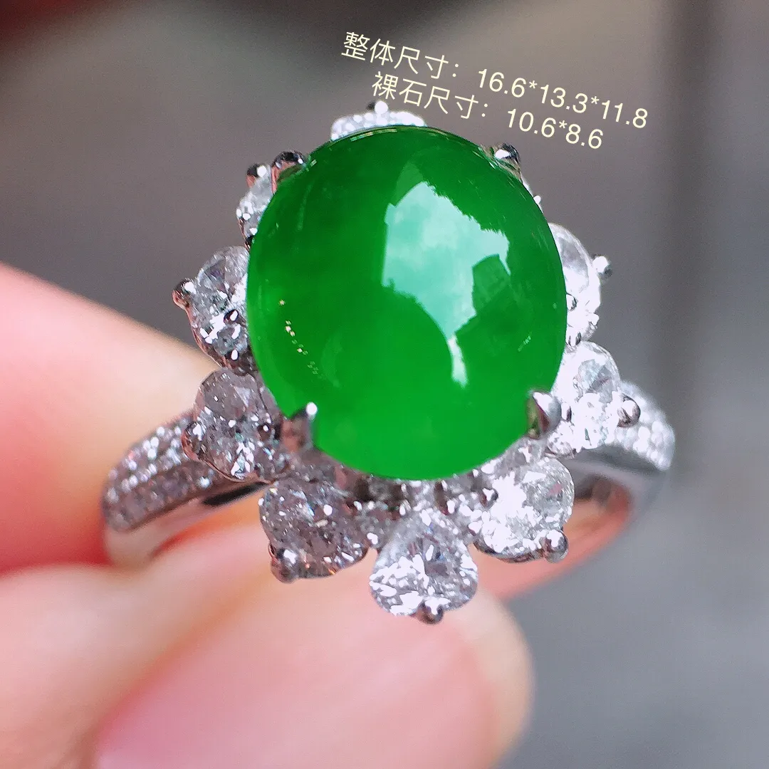 阳绿蛋面戒指，色泽均匀艳丽，玉质细腻，荧光感超
强，饱满圆润，气质满满。18k
金豪华镶嵌