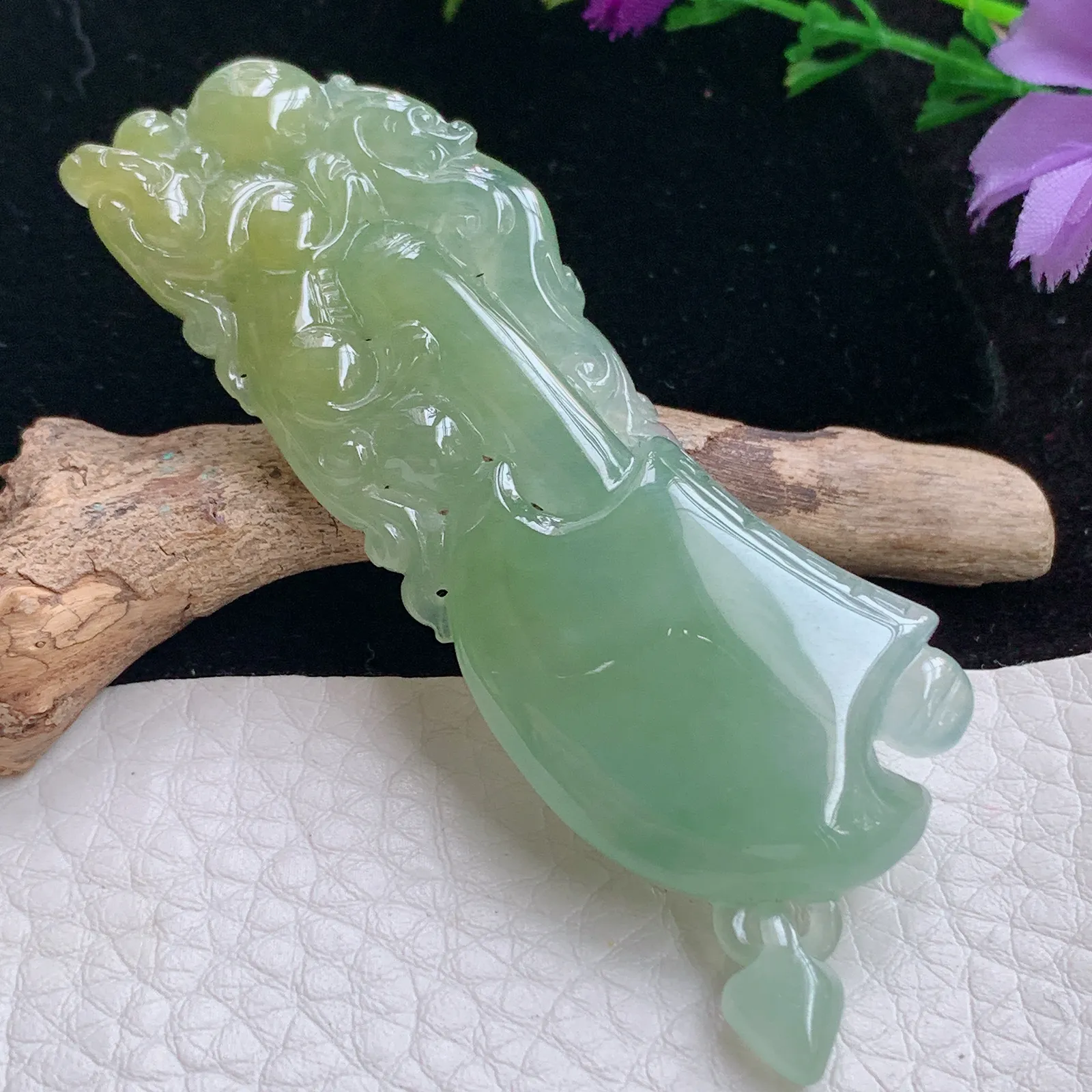 lz实拍69*24.5*8特色老坑精雕缅甸翡翠府上有龙玉吊坠 玉挂件