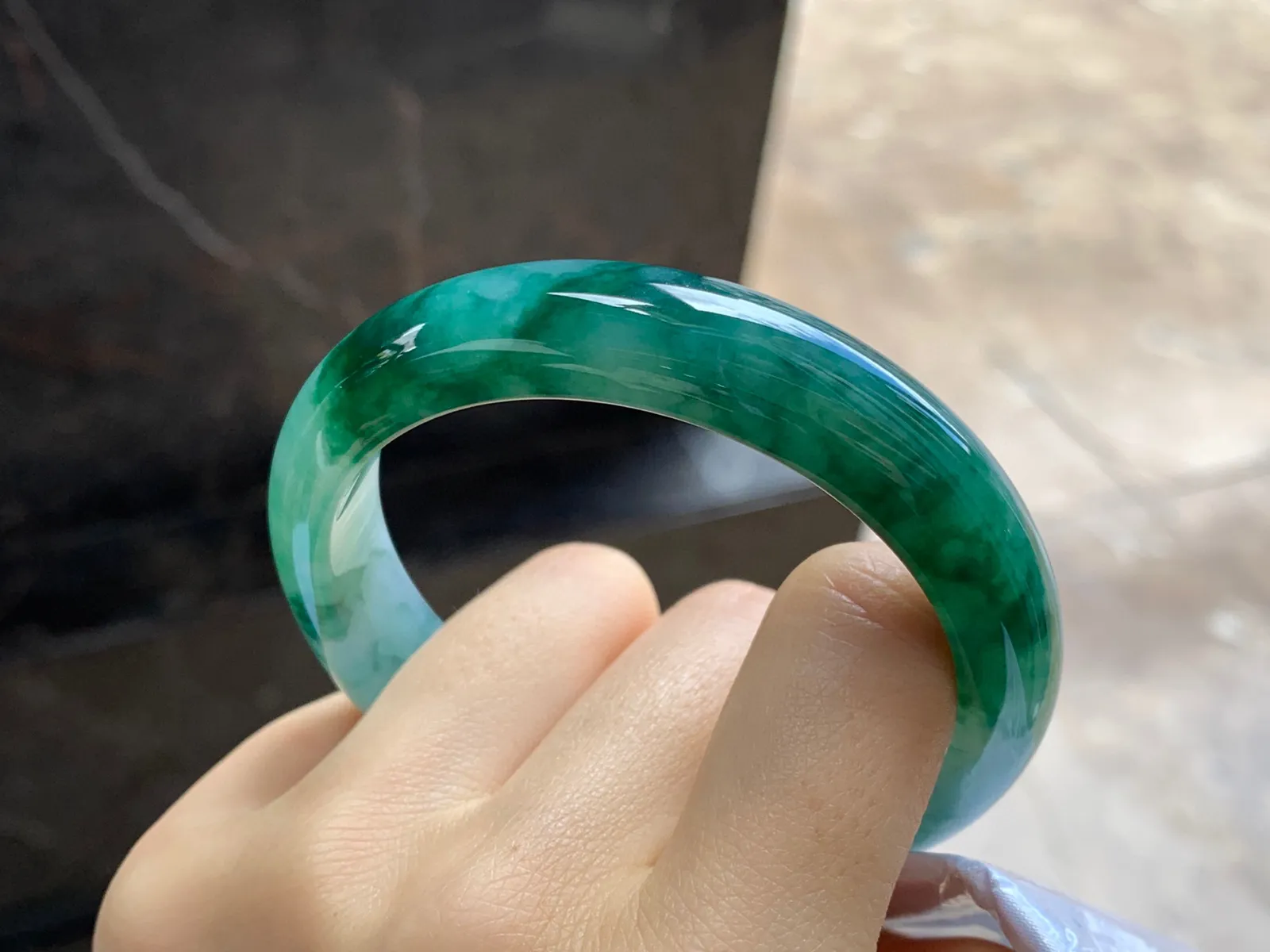 飘花手镯
尺寸：56.4-12.6-7.9mm
肉质细腻干净～飘花浓郁