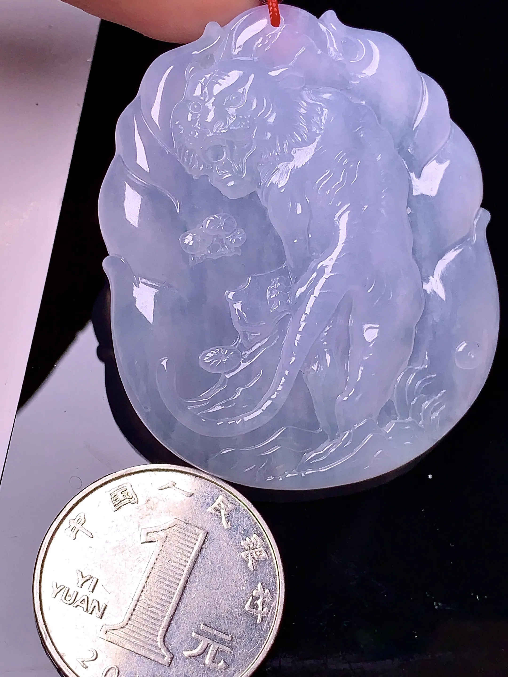 冰种生肖虎吊坠 玉质细腻 水润亮眼 色泽艳丽 整体尺寸50.6*42.3*6