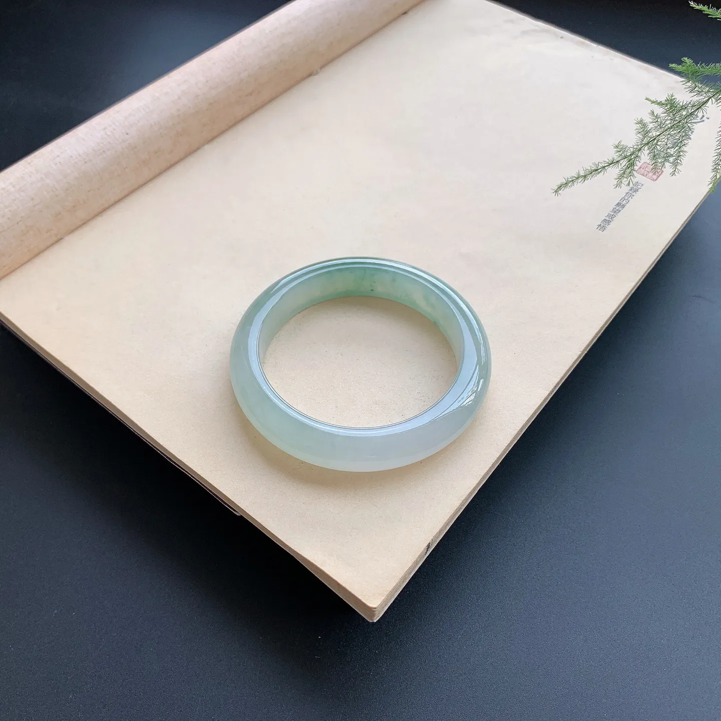 57圈口飘花正圈手镯 尺寸：57-12.6-9.3，无纹裂，水润起胶，花色飘逸，