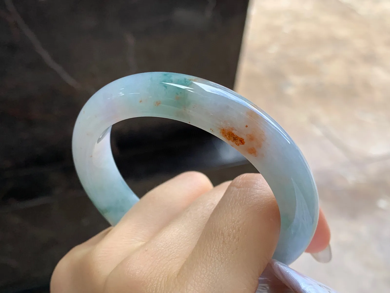 黄翡飘花特色手镯
尺寸：57.4-12.2-9mm
肉质细腻干净～有特色