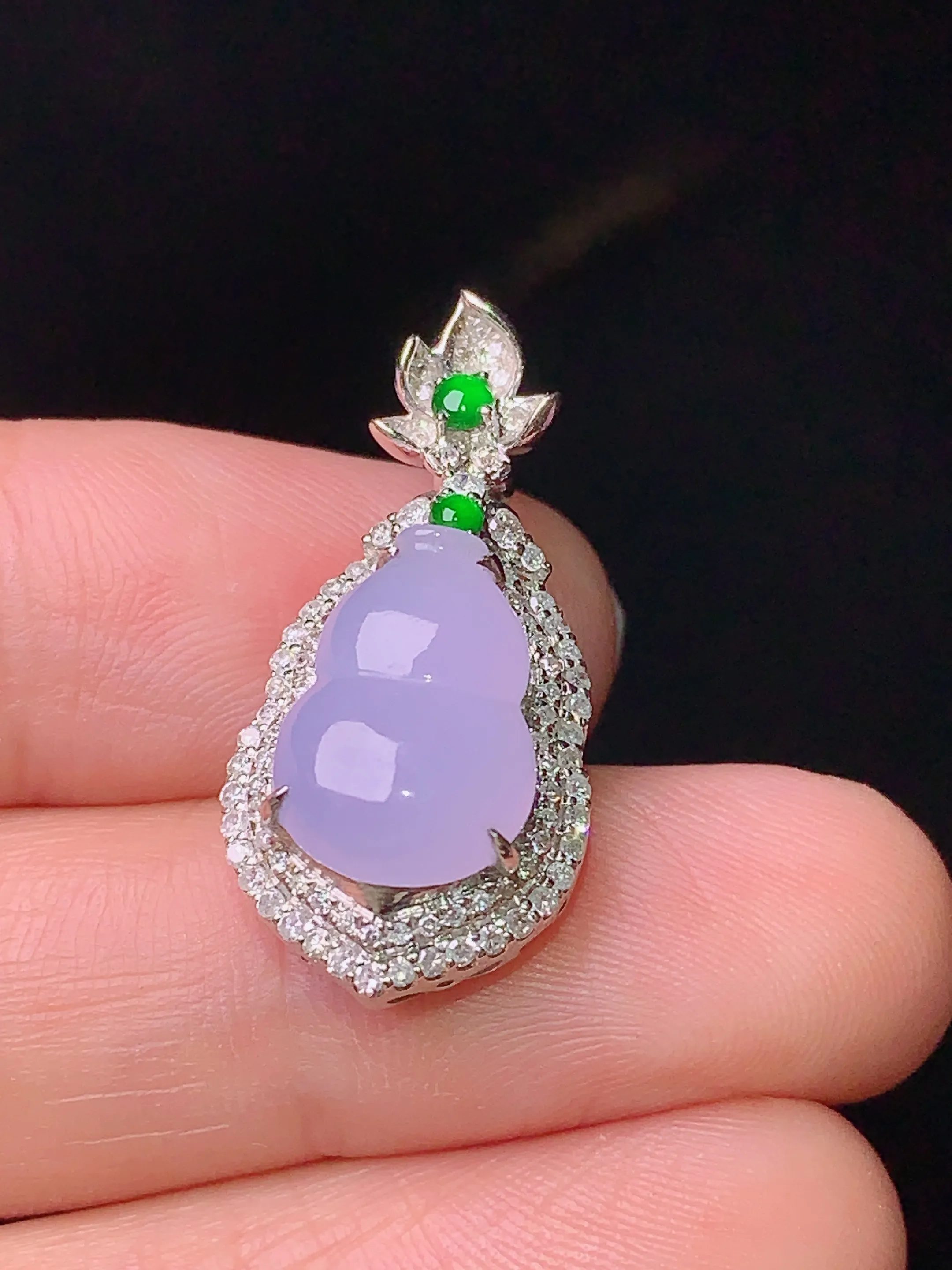 18k金钻镶嵌紫罗兰葫芦吊坠 玉质细腻 水润亮眼 色泽艳丽 整体尺寸26.3*12.7*9.2