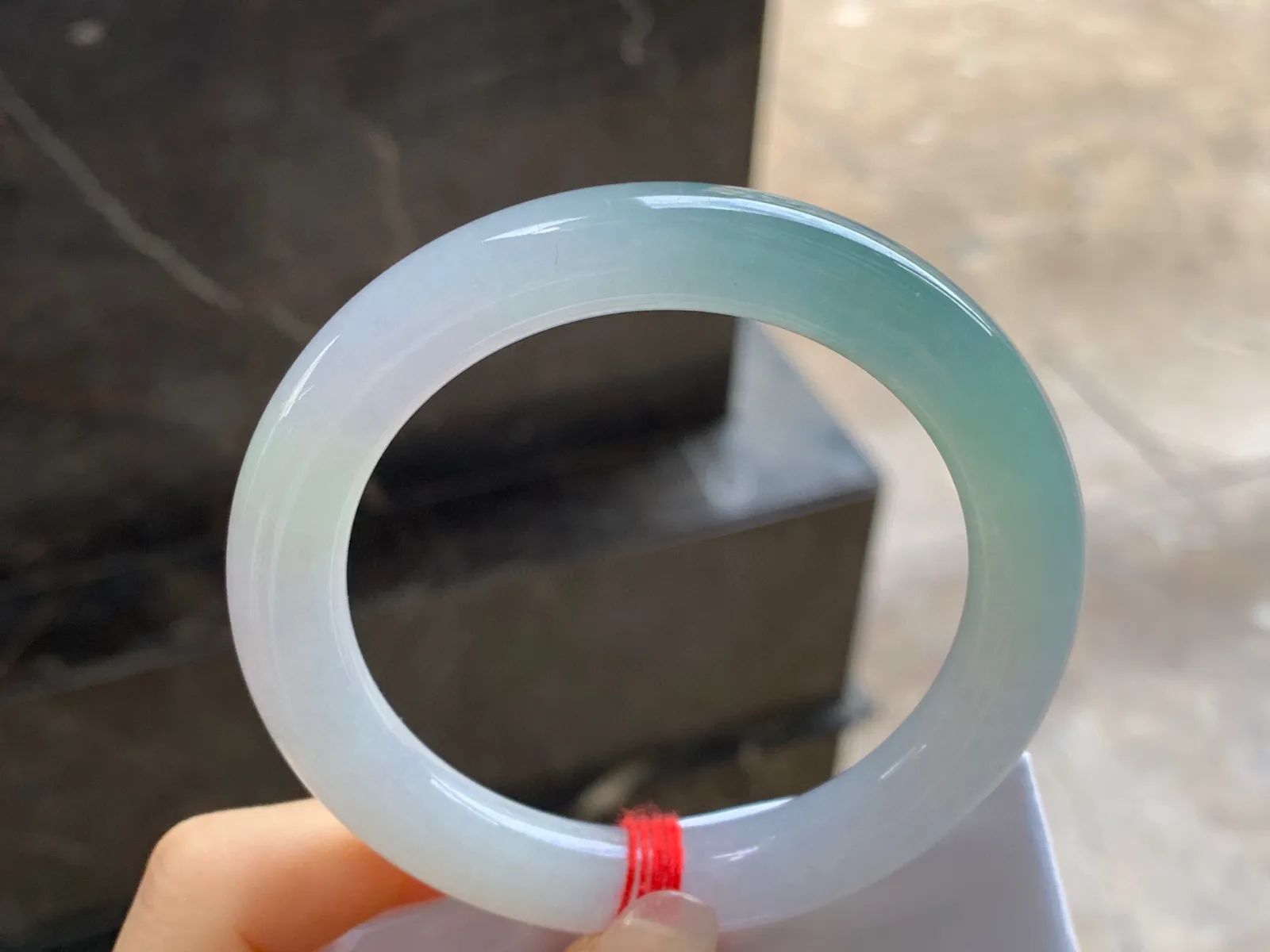 种水圆条手镯
尺寸：55.3-9.8-10.1mm
种水好 小清新