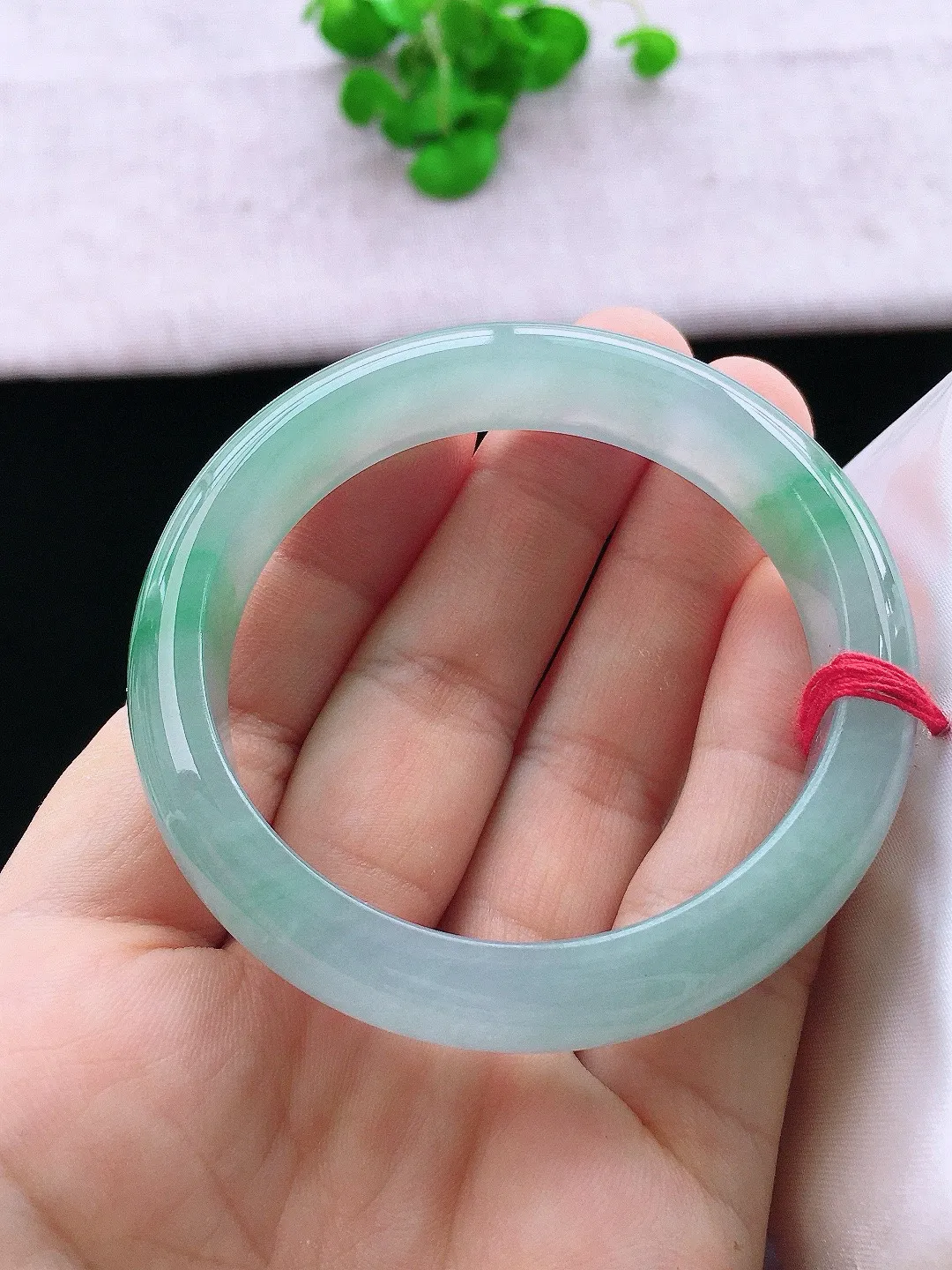 正圈52-53可戴，种老水足，尺寸52.5/12/7mm，冰飘绿正圈翡翠手镯