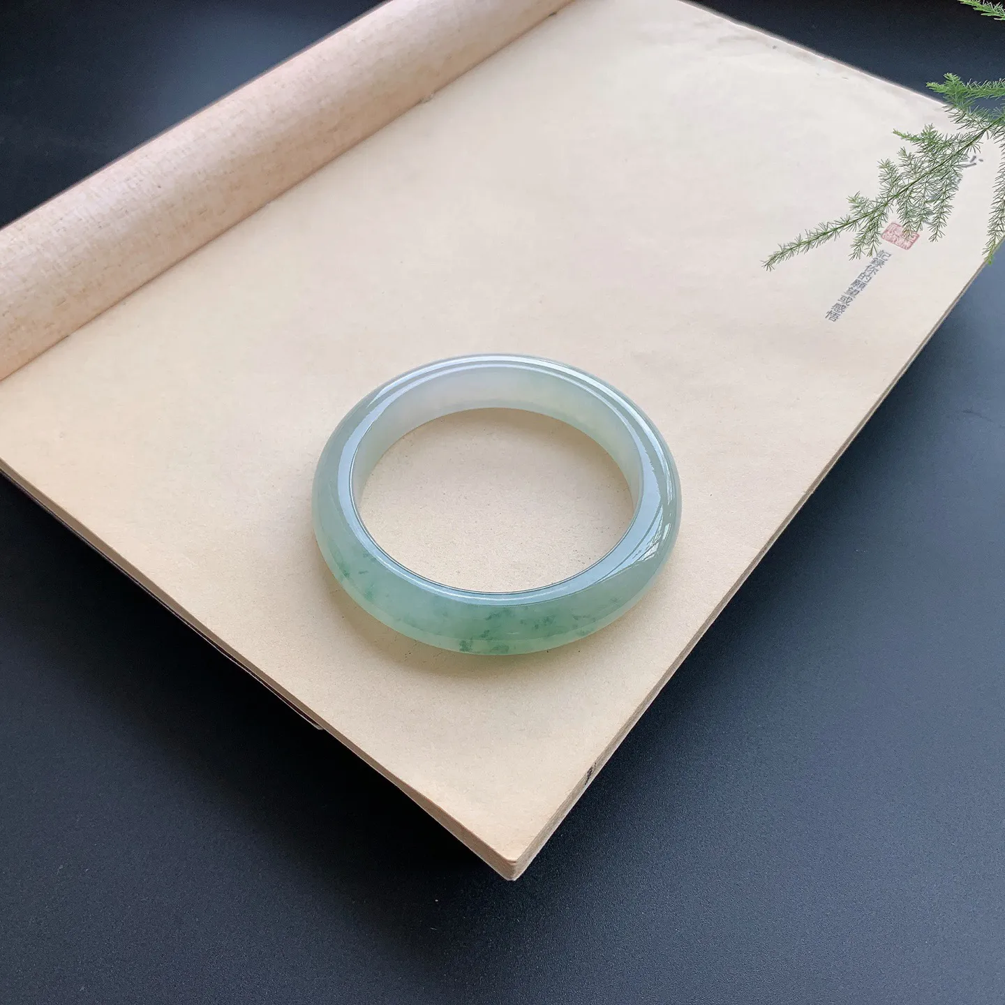 57圈口飘花正圈手镯 尺寸：57-12.6-9.3，无纹裂，水润起胶，花色飘逸，