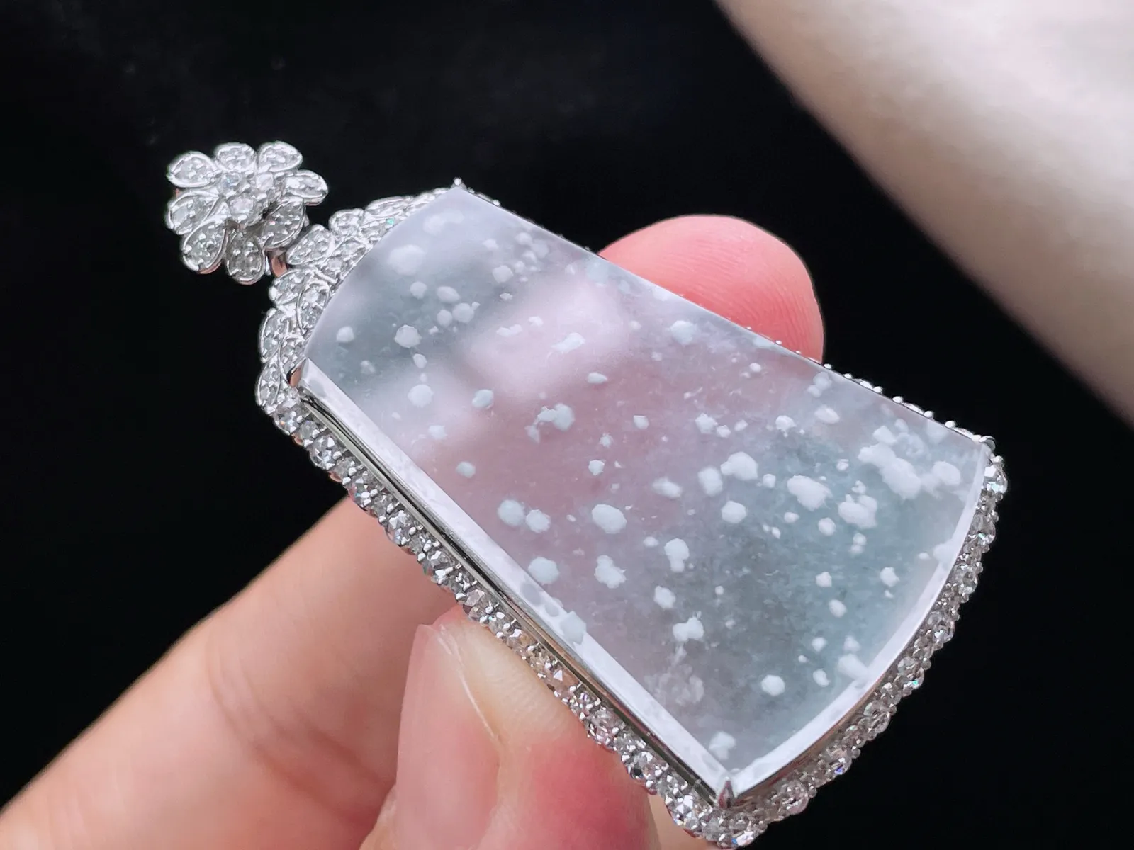 18K 冰种雪花棉·无事牌
 
整49.8-26.4-8.4
裸35.1-24.2