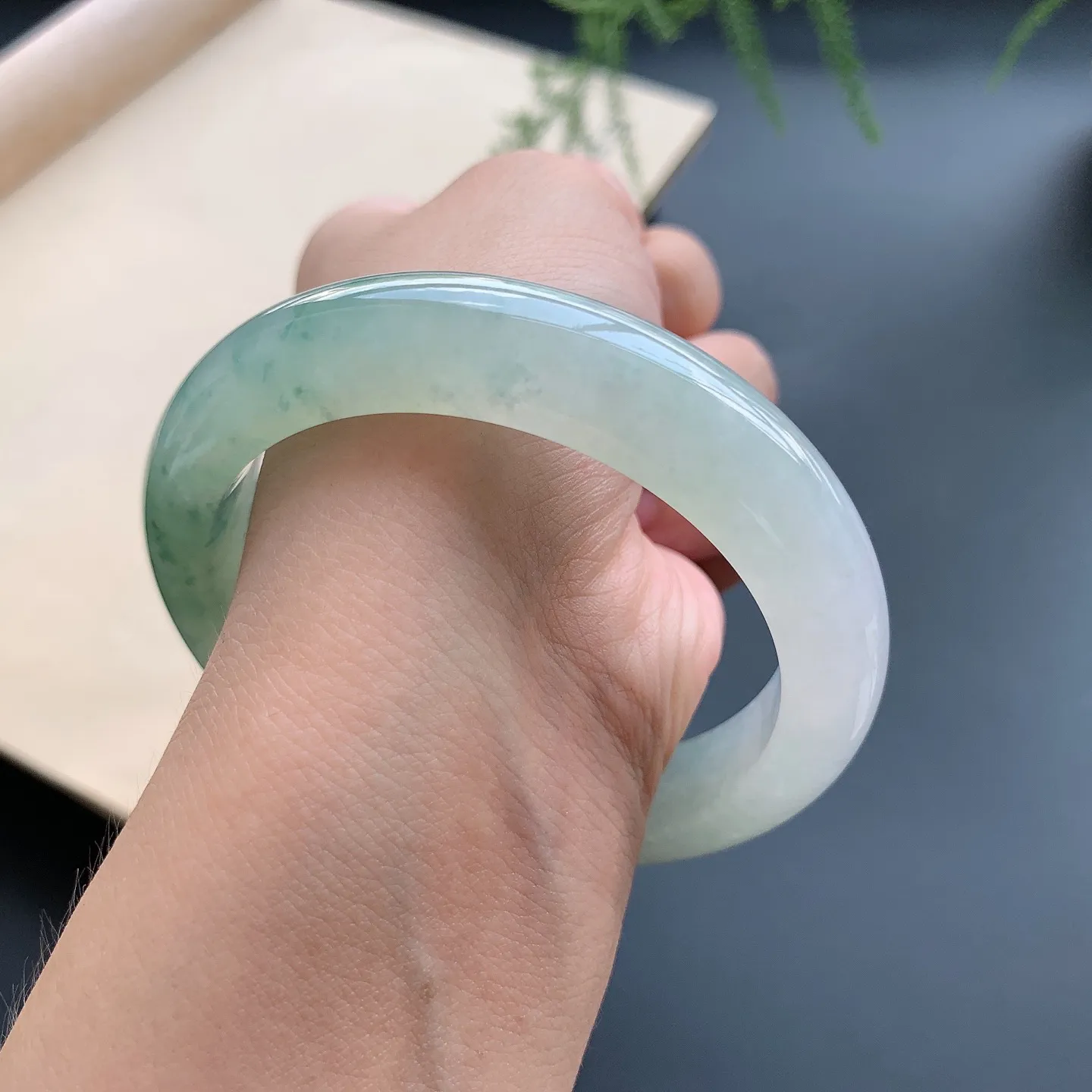 57圈口飘花正圈手镯 尺寸：57-12.6-9.3，无纹裂，水润起胶，花色飘逸，