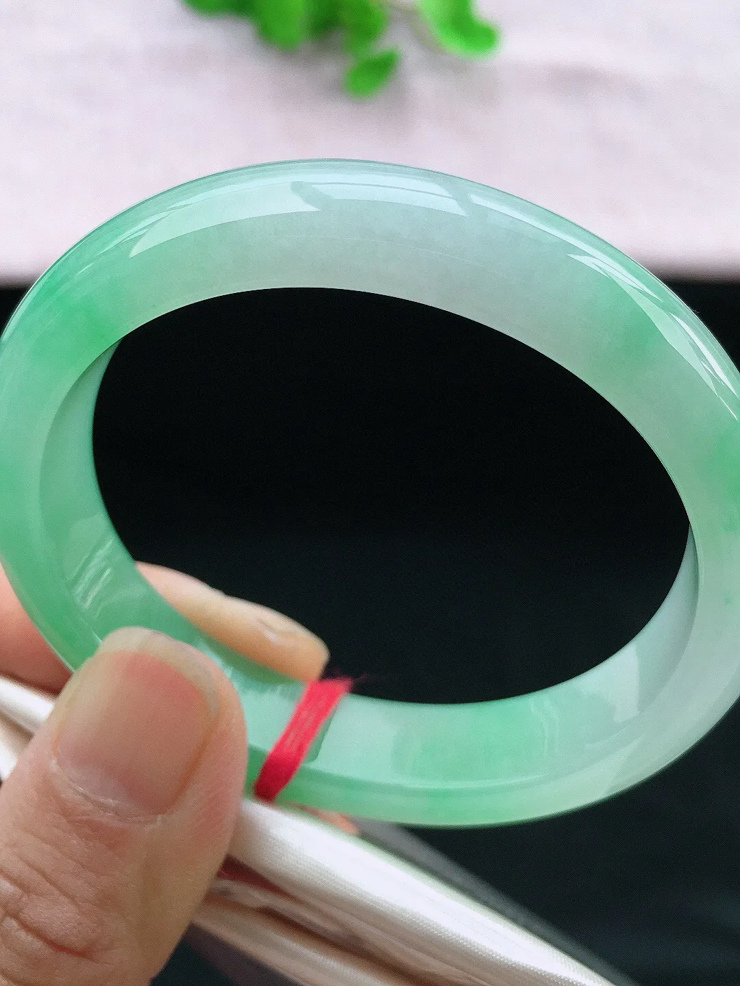 正圈53-54可戴，种老水足，尺寸55/12.8/7.8/47.6mm，飘绿贵妃翡翠手镯新品