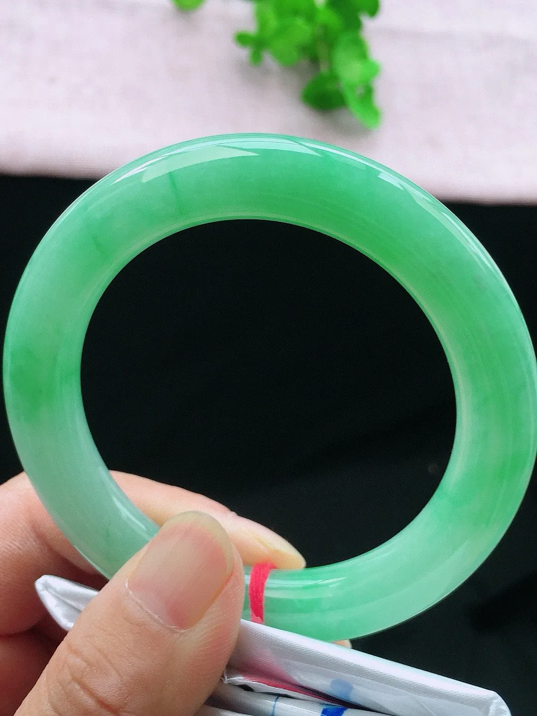 正圈55-56可戴，种老水足，尺寸54.5/10.8/11mm，果绿圆条翡翠手镯