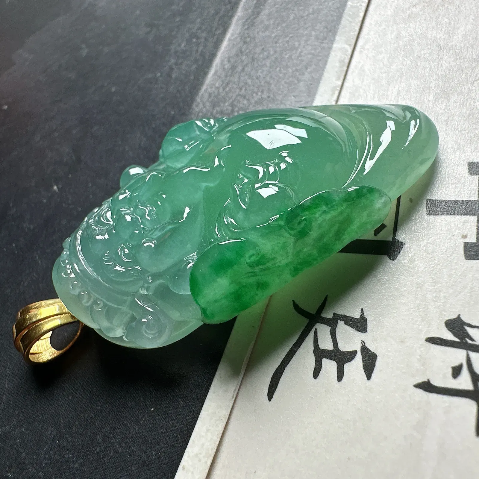 【财神】很纯美的冰晴飘绿财神，立体厚装，底子很干净，颜色漂亮，雕刻精美。