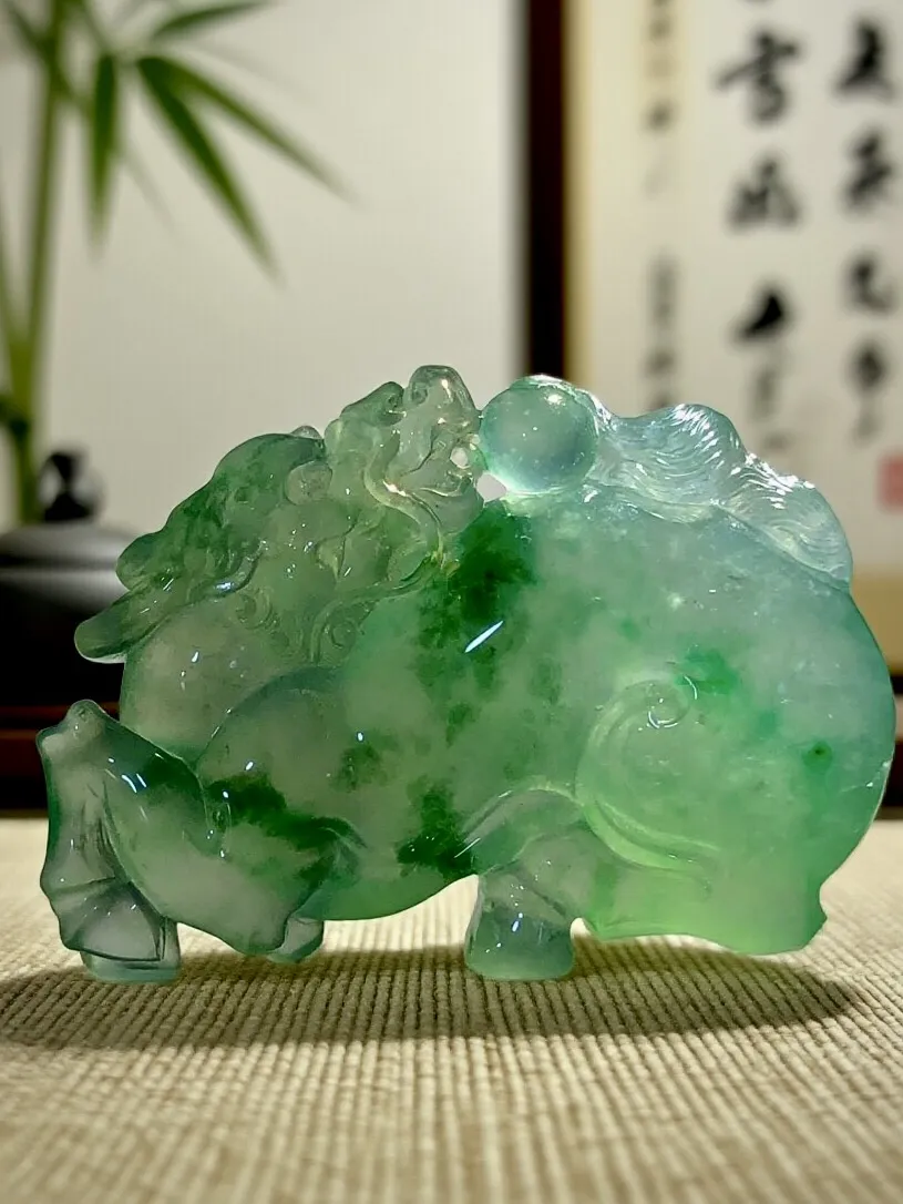 【麒麟献瑞】加龙玉雕艺术作品，
49.5-33.5-13mm，