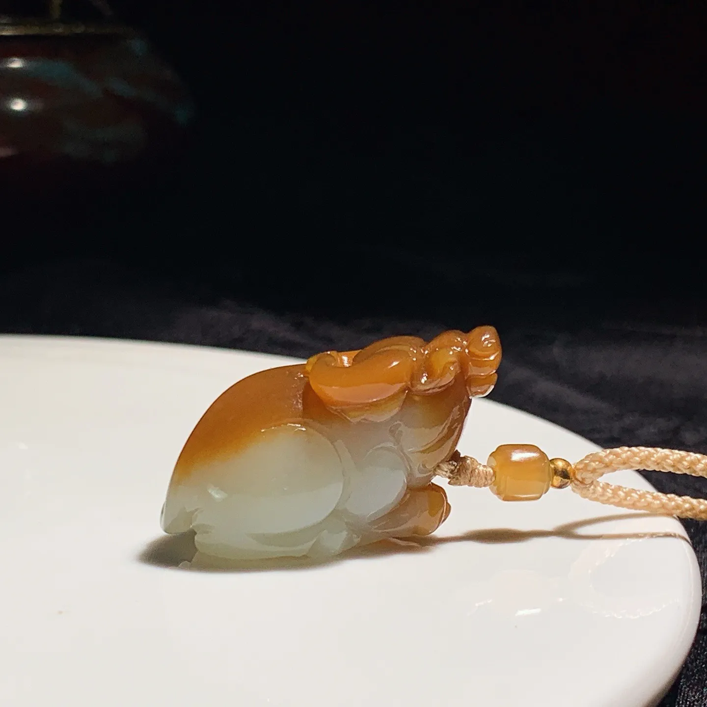 新疆且末糖扭转乾坤生肖牛挂件 尺寸34/18/18重13克 玉质细腻油润 底色纯净 脂粉好，品质好！lt250717