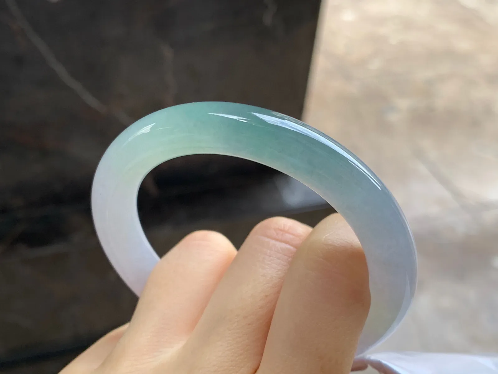 种水圆条手镯
尺寸：55.3-9.8-10.1mm
种水好 小清新