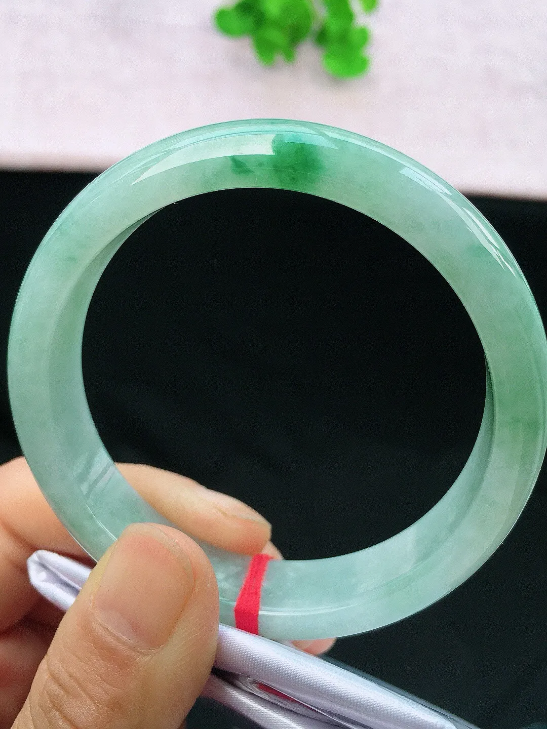 正圈57-58可戴，种老水足，尺寸57.5/14/7.8mm，冰飘绿花正圈翡翠手镯