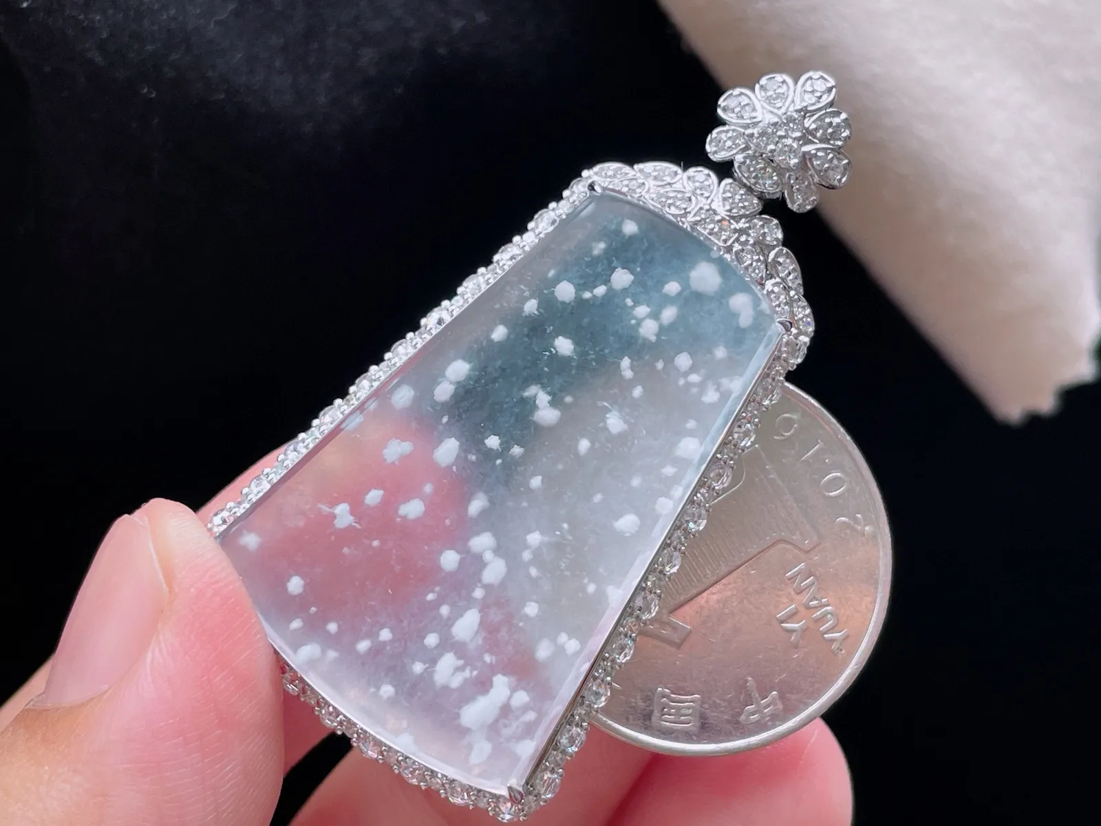 18K 冰种雪花棉·无事牌
 
整49.8-26.4-8.4
裸35.1-24.2