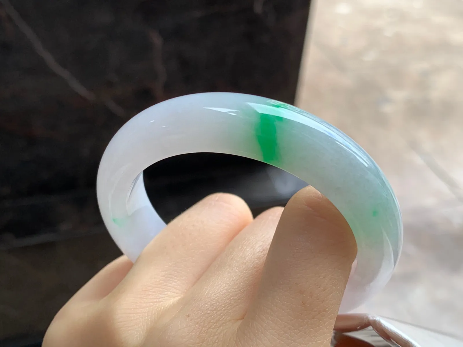 飘阳绿色手镯
尺寸：54-13.3-9mm
底子细腻干净～绿色点缀