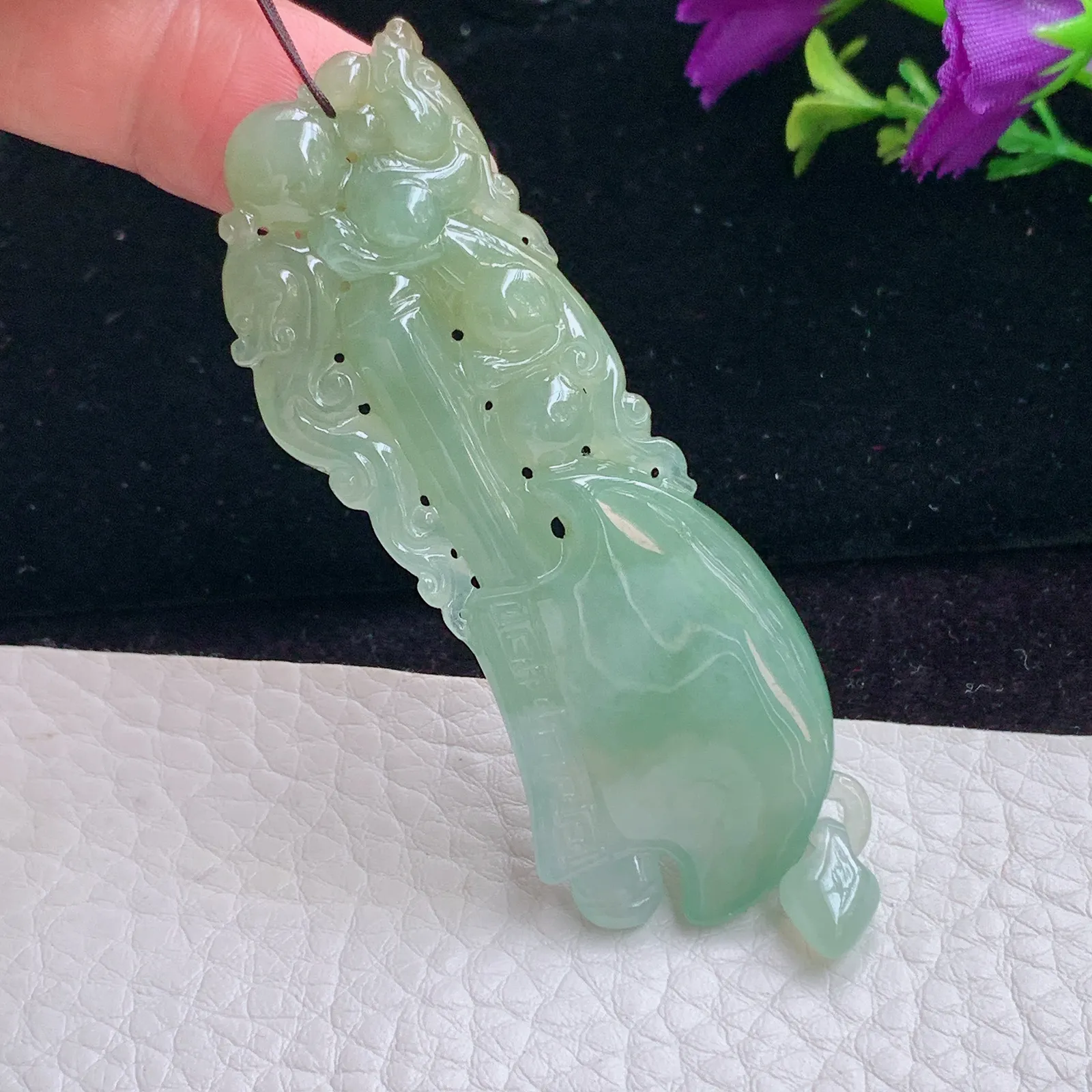 lz实拍69*24.5*8特色老坑精雕缅甸翡翠府上有龙玉吊坠 玉挂件