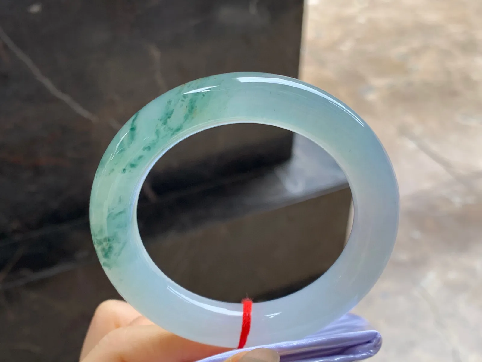 冰种飘花圆条手镯
尺寸：56-12mm
种水好 飘花点缀