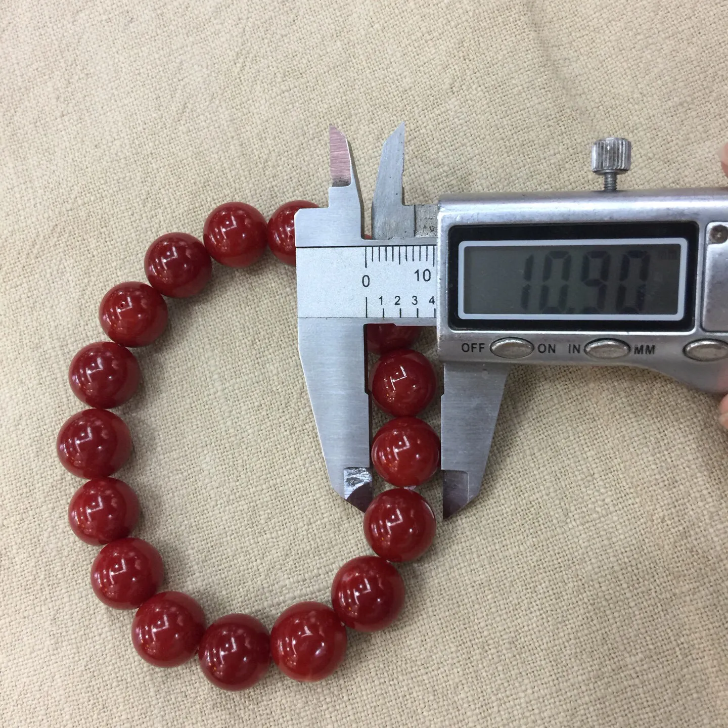 【天然日本阿卡牛血红珊瑚11.69mm大圆珠单圈手串】️遇不可求！日本产地，阿卡材料，牛血红颜色，光泽柔润透亮，直径约11.69-10.9mm，重量32.94克，珊瑚本为佛教珍宝，来自深海千年生长，有生长纹，属于有机宝石，气场强大，稀少珍贵！每粒均为天然无添加无修补，有标志性白芯眼。收藏精品！传承宝贝！