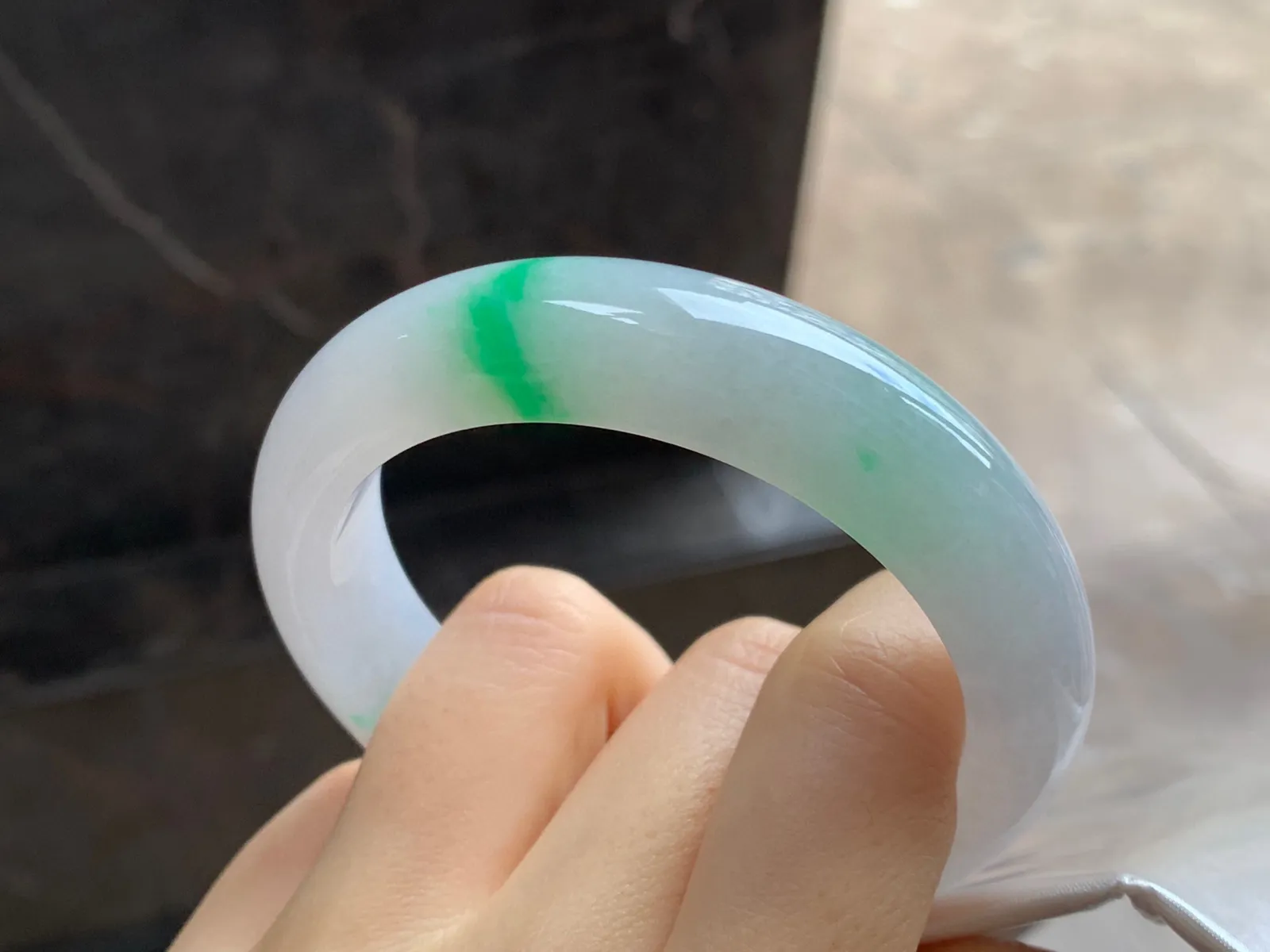 飘阳绿色手镯
尺寸：54-13.3-9mm
底子细腻干净～绿色点缀