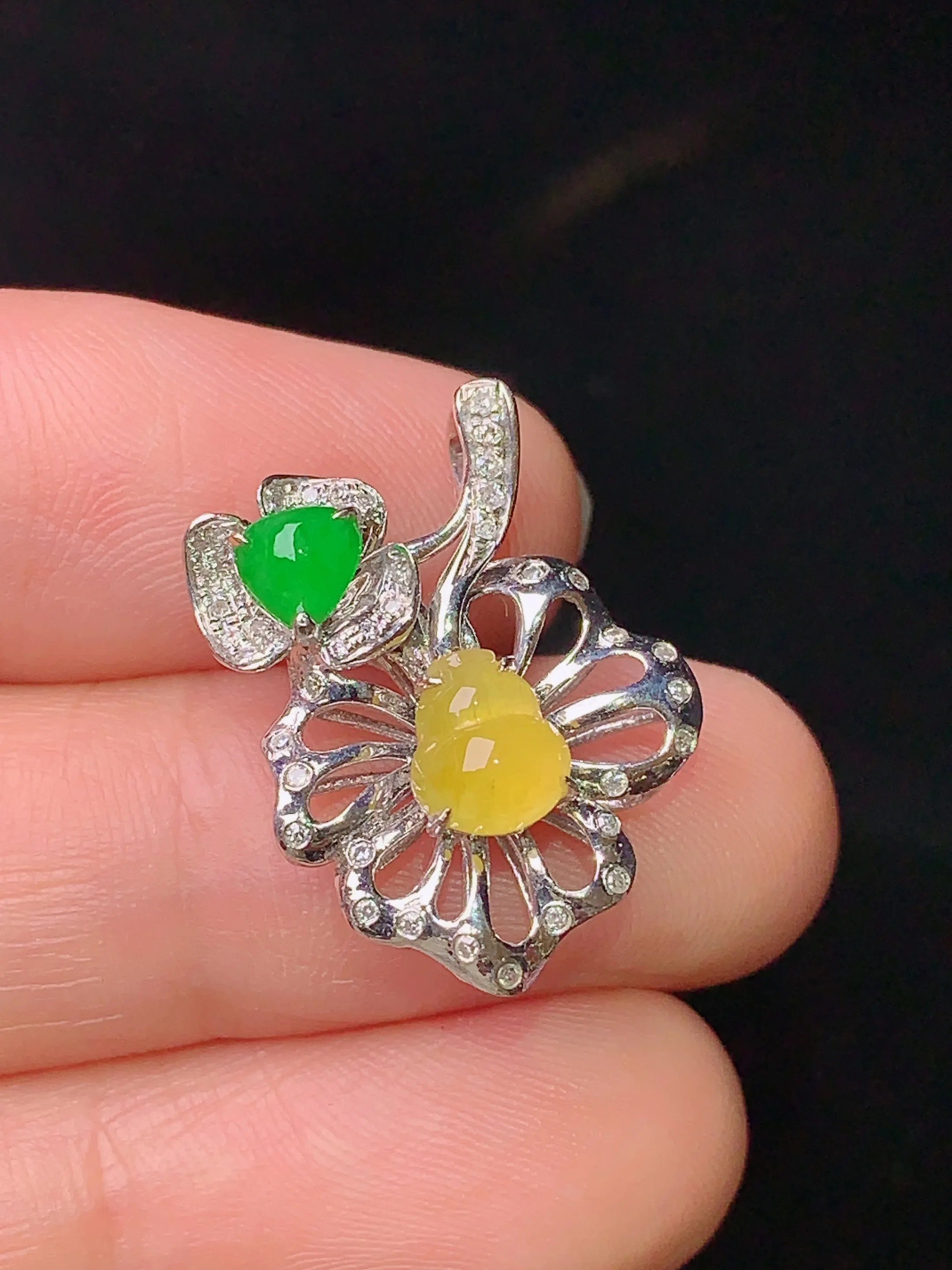 18k金钻镶嵌黄翡葫芦吊坠 玉质细腻 水润亮眼 色泽艳丽 整体尺寸21.6*19.1*7.2