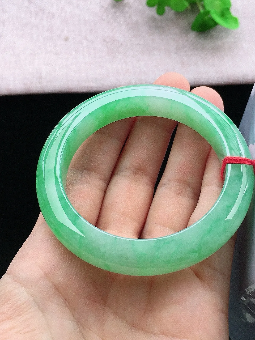 正圈55-56可戴，种老水足，尺寸55.4/11.5/9.6mm，冰果绿正圈翡翠手镯