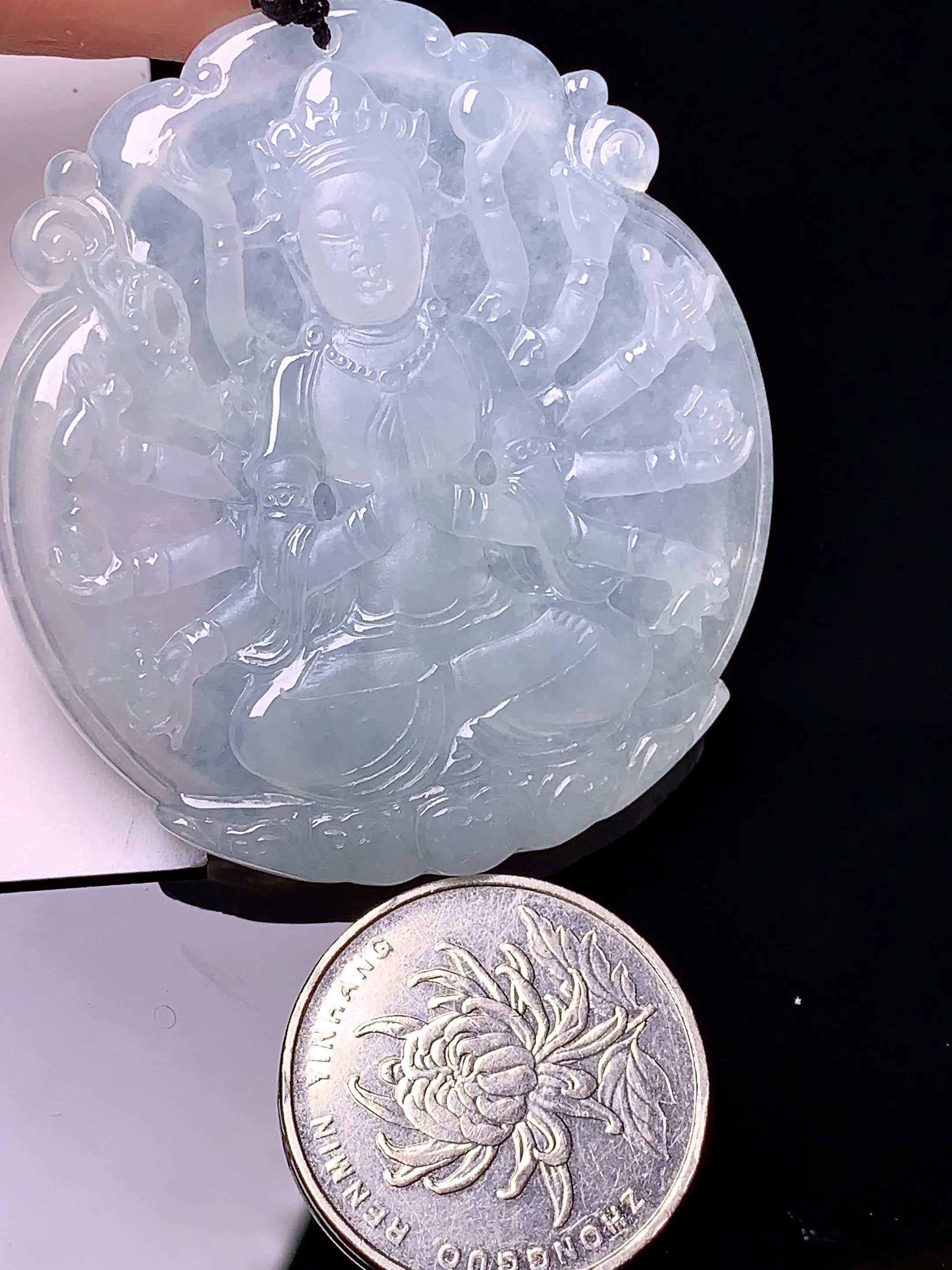 冰种千手观音吊坠 玉质细腻 水润亮眼 色泽艳丽 整体尺寸52.4*47.5*5.2