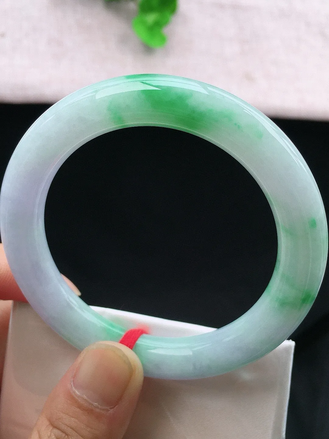 正圈56-57可戴，种老水足，尺寸57/13.5/8.5mm，冰飘绿正圈翡翠手镯