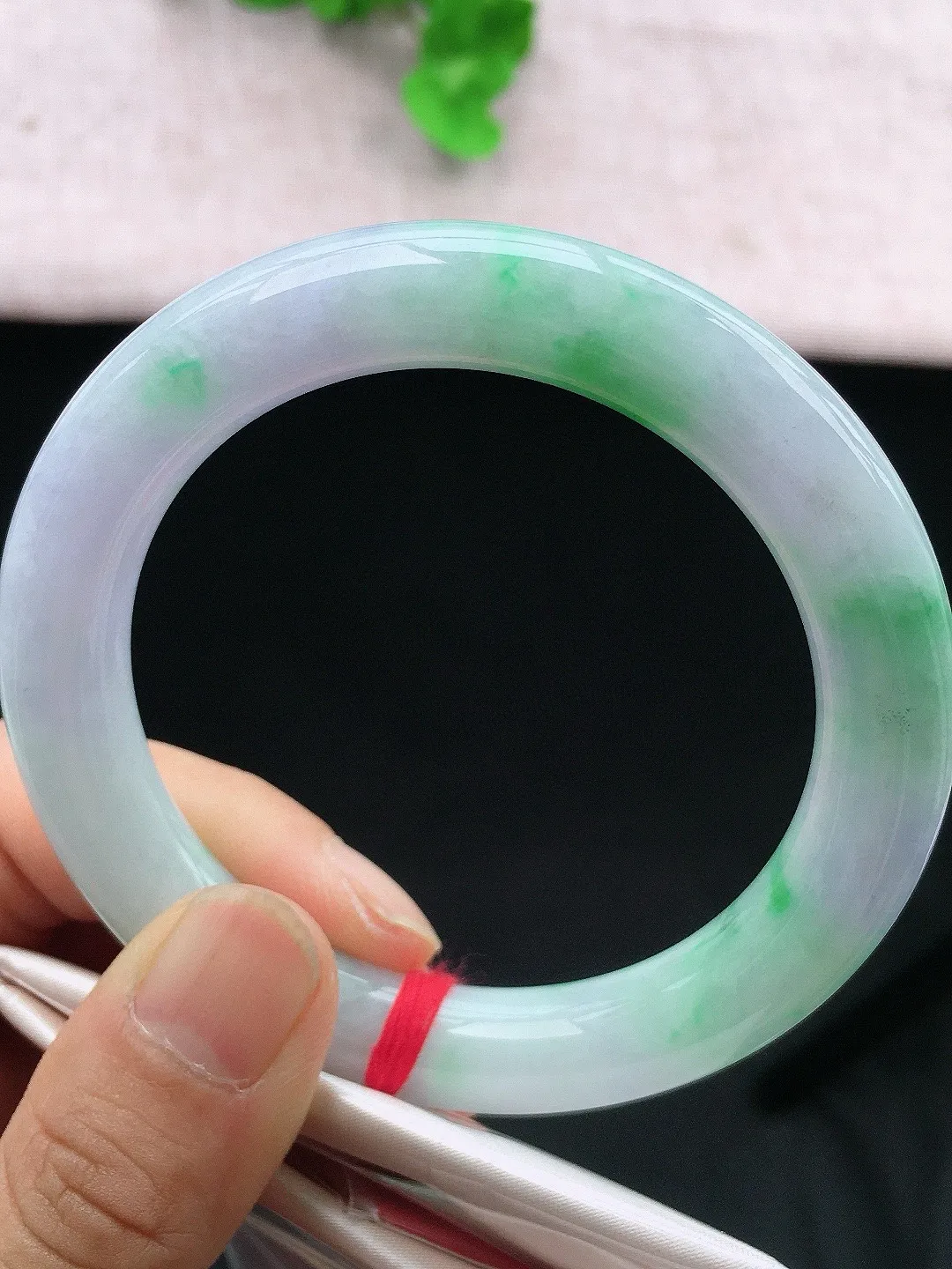 正圈56-57可戴，种老水足，尺寸57/13.5/8.5mm，冰飘绿正圈翡翠手镯