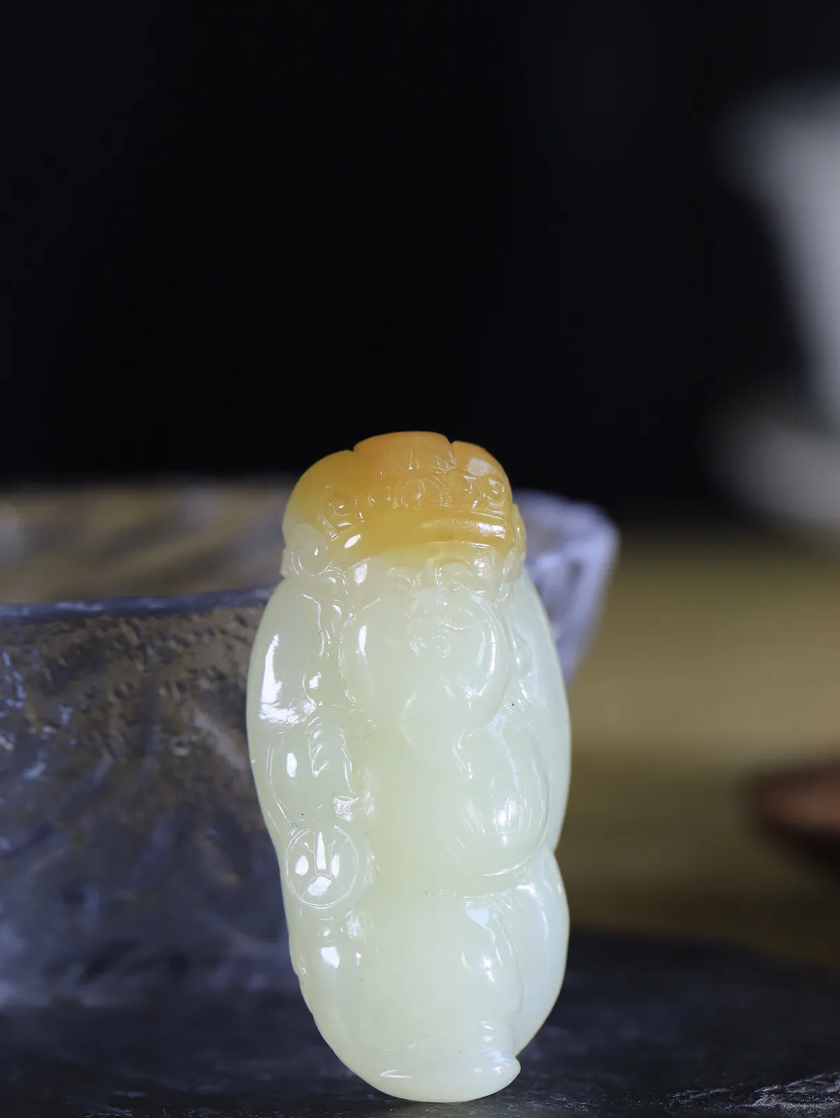 和田玉糖白玉财神爷挂件，玉质温润细腻 油性十足 精雕财神 眉开眼笑，胡须飘逸，吉祥如意。重33.2克   尺寸51-25.3-16.8mm