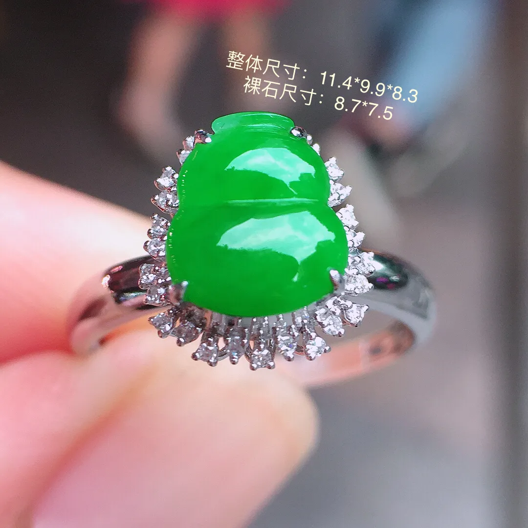 阳绿葫芦戒指，色泽均匀艳丽，玉质细腻，荧光感超
强，饱满圆润，气质满满。18k
金豪华镶嵌