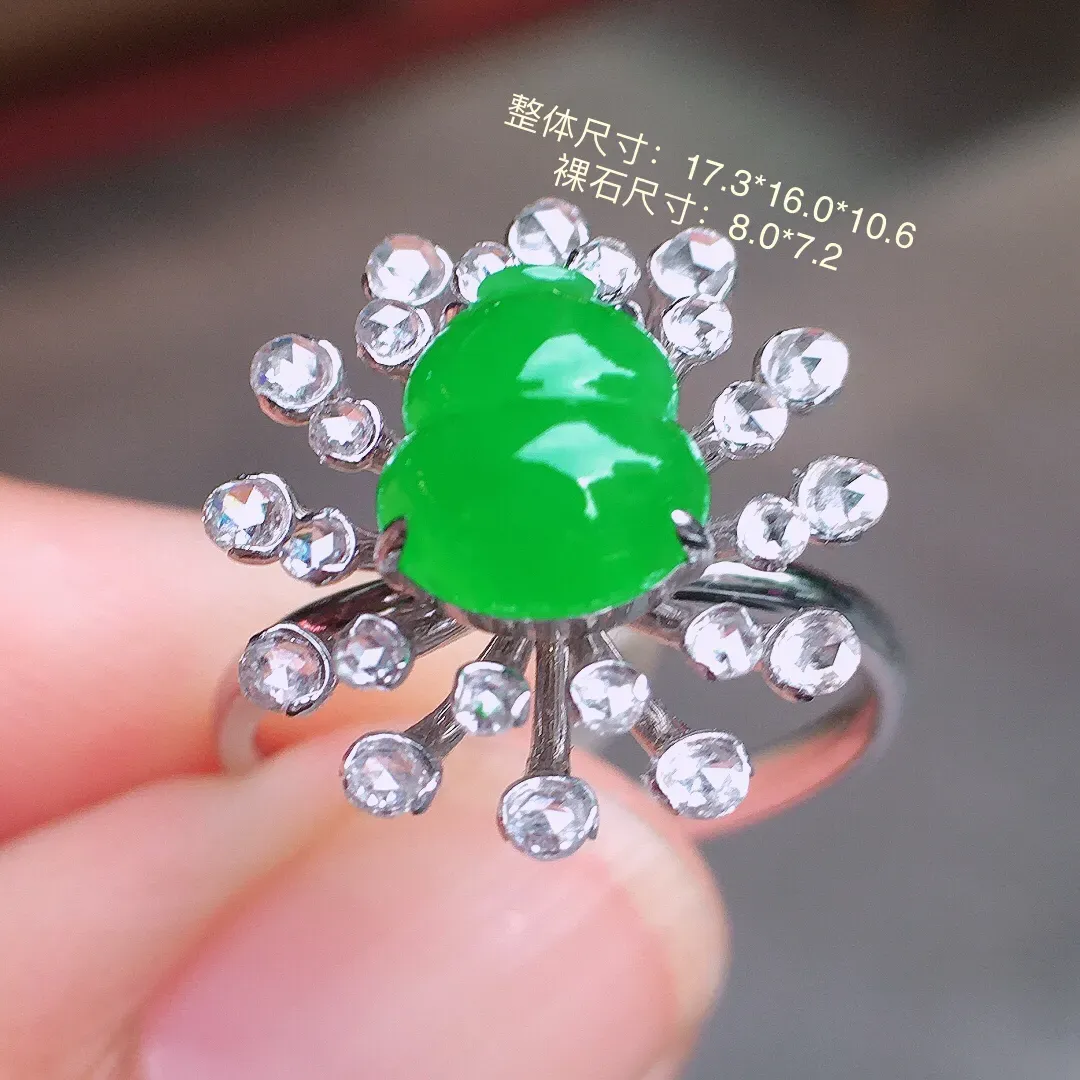 阳绿葫芦戒指，色泽均匀艳丽，玉质细腻，荧光感超
强，饱满圆润，气质满满。18k
金豪华镶嵌