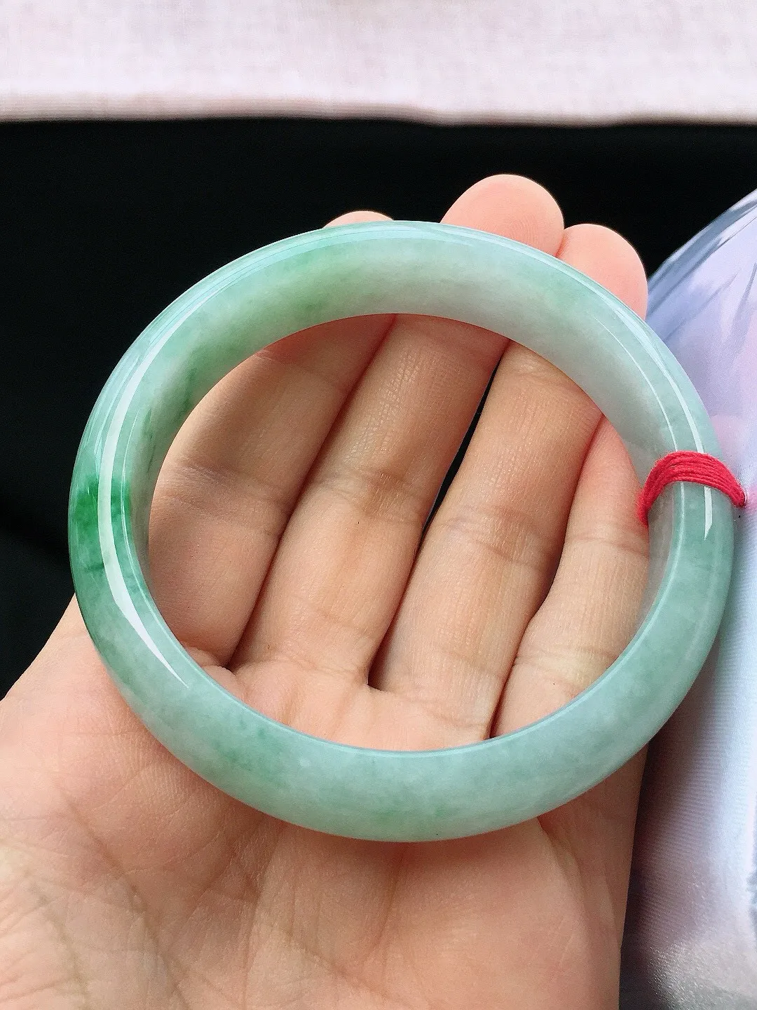 正圈57-58可戴，种老水足，尺寸57.5/14/7.8mm，冰飘绿花正圈翡翠手镯