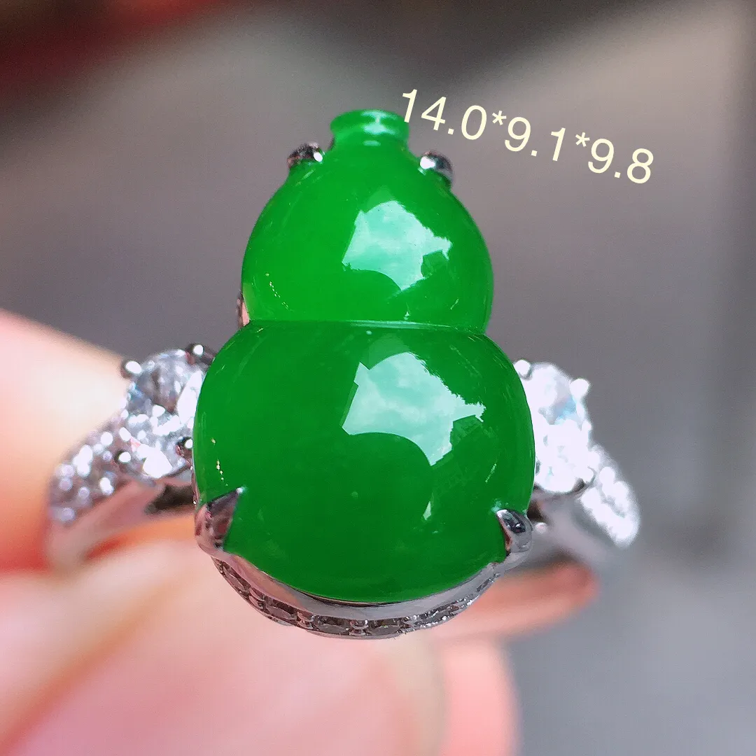 阳绿葫芦戒指，色泽均匀艳丽，玉质细腻，荧光感超
强，饱满圆润，气质满满。18k
金豪华镶嵌