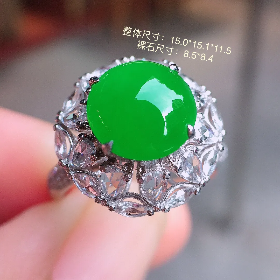 阳绿蛋面戒指，色泽均匀艳丽，玉质细腻，荧光感超
强，饱满圆润，气质满满。18k
金豪华镶嵌