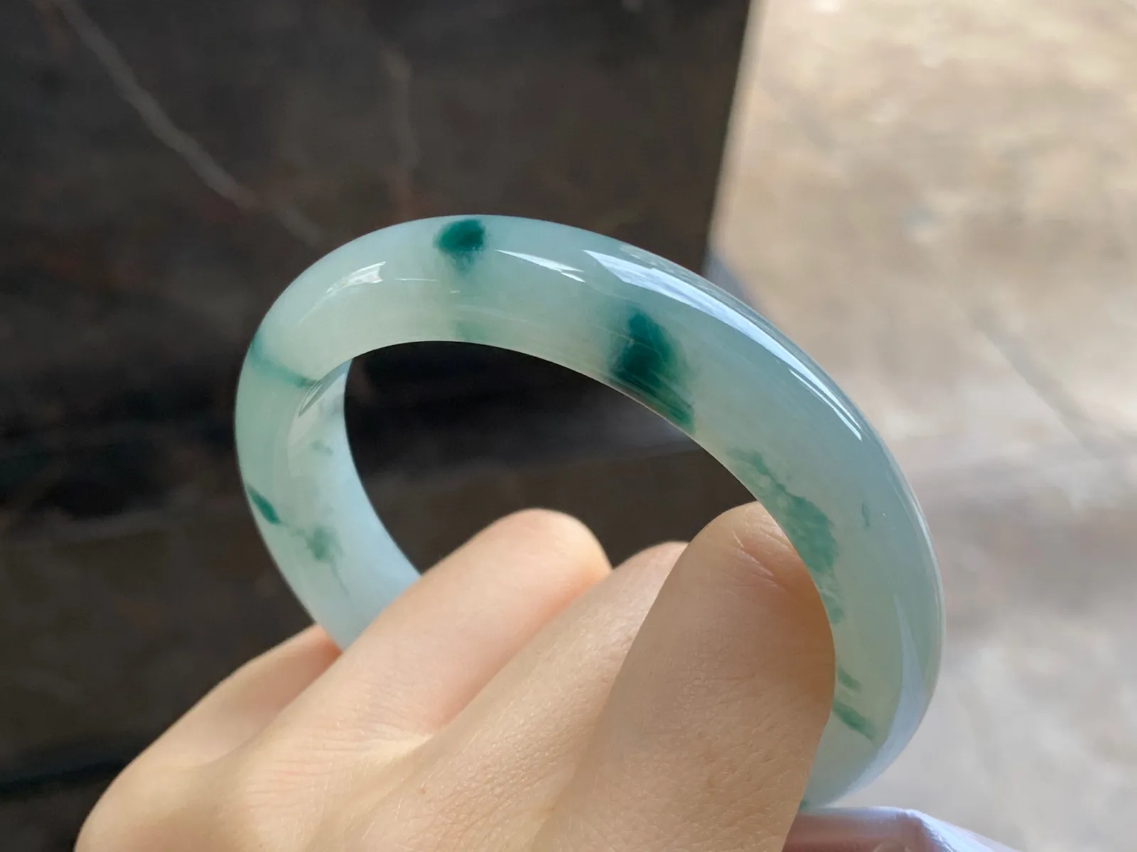 飘花手镯
尺寸：55.7-11.8-8mm
底子细腻～种水好 飘花点缀