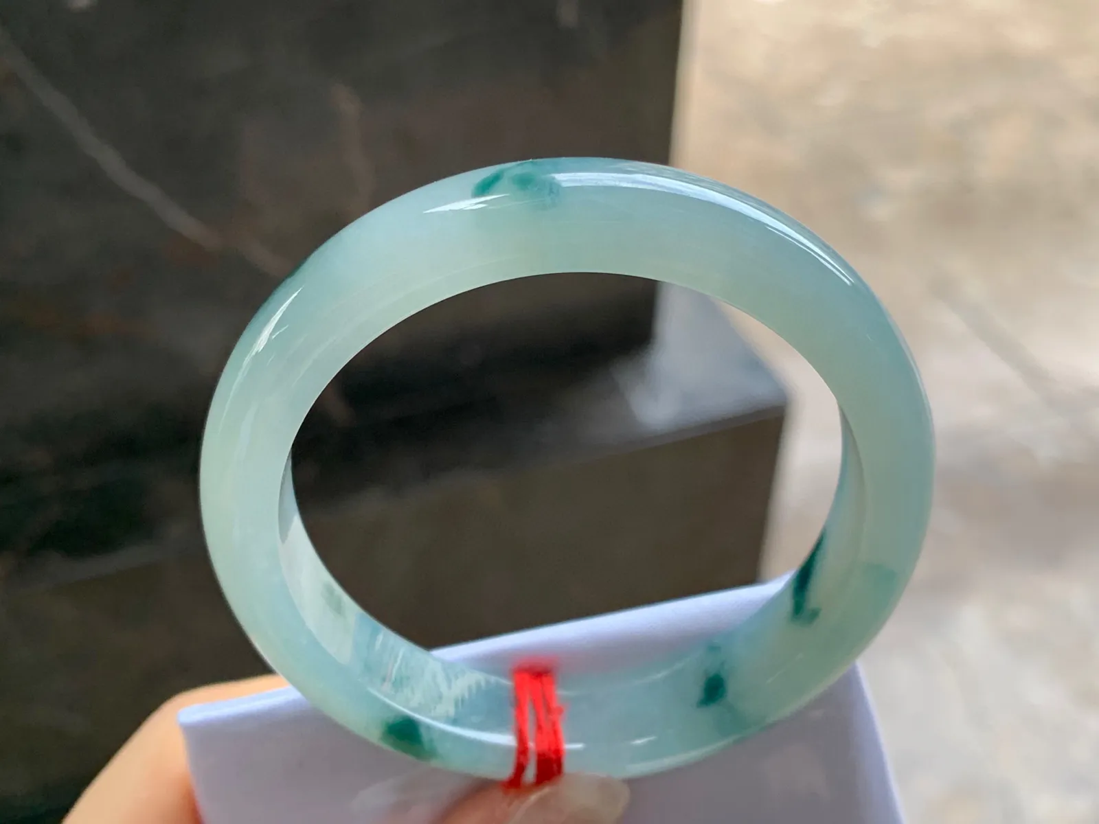 飘花手镯
尺寸：55.7-11.8-8mm
底子细腻～种水好 飘花点缀
