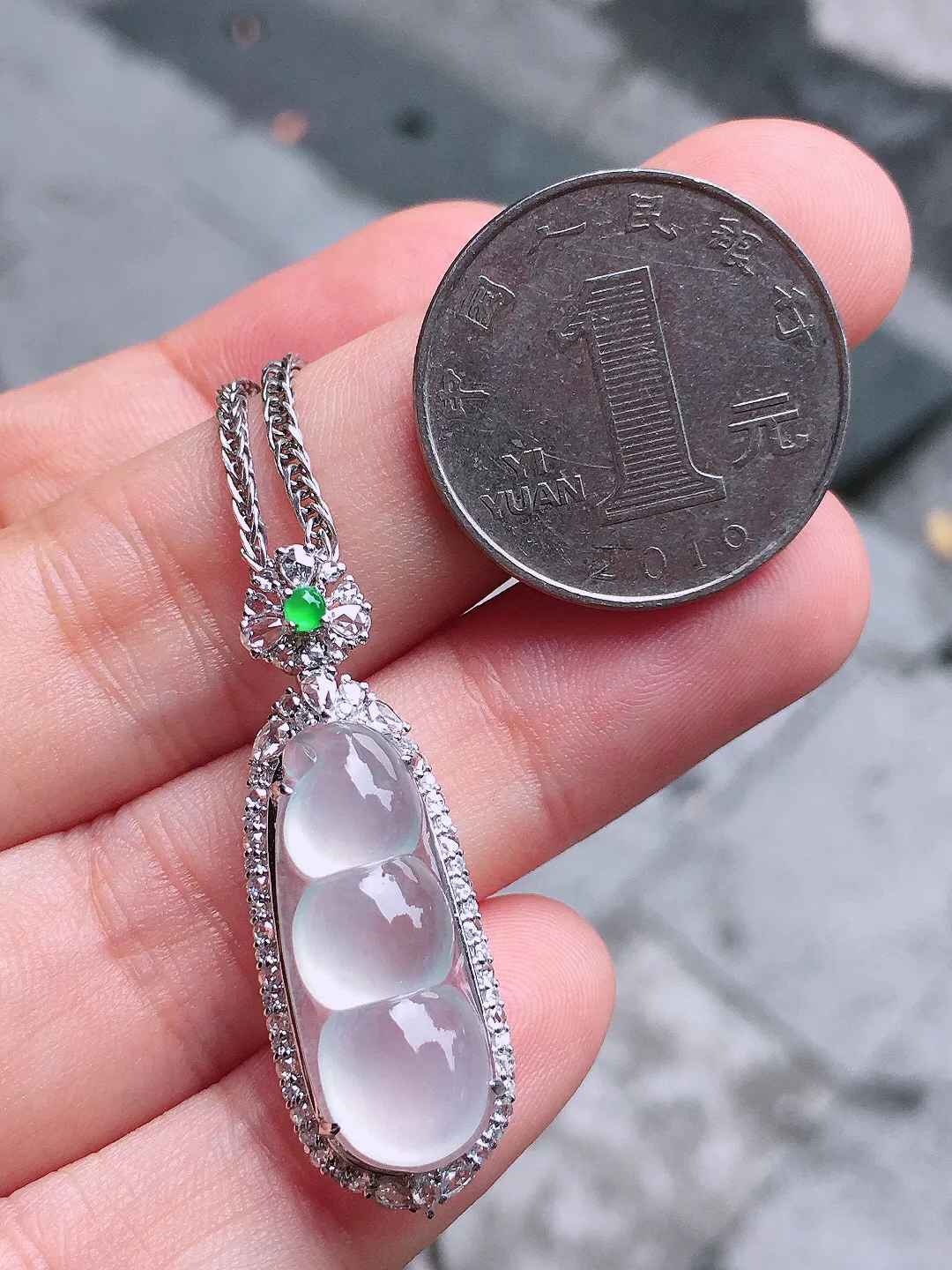 冰种福豆吊坠，玉质细腻，荧光感超
强，饱满圆润，气质满满。18k
金豪华镶嵌