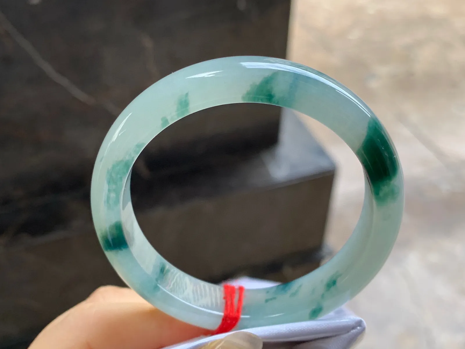 飘花手镯
尺寸：55.7-11.8-8mm
底子细腻～种水好 飘花点缀