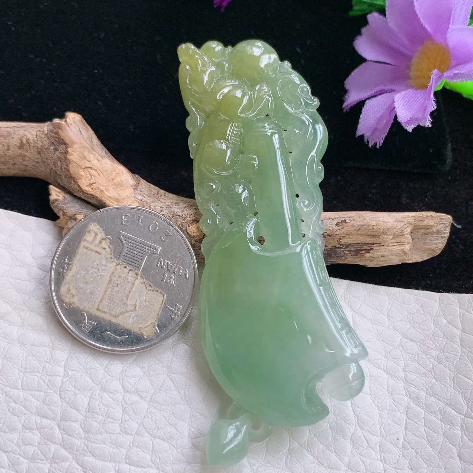 lz实拍69*24.5*8特色老坑精雕缅甸翡翠府上有龙玉吊坠 玉挂件