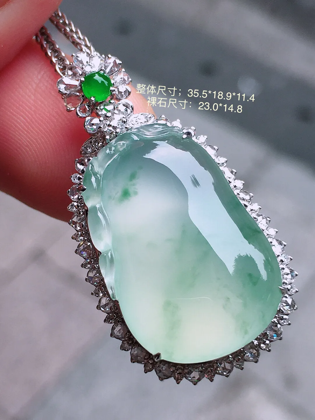 冰飘花福瓜吊坠，色泽艳丽，玉质细腻，荧光感超
强，饱满圆润，气质满满。18k
金豪华镶嵌