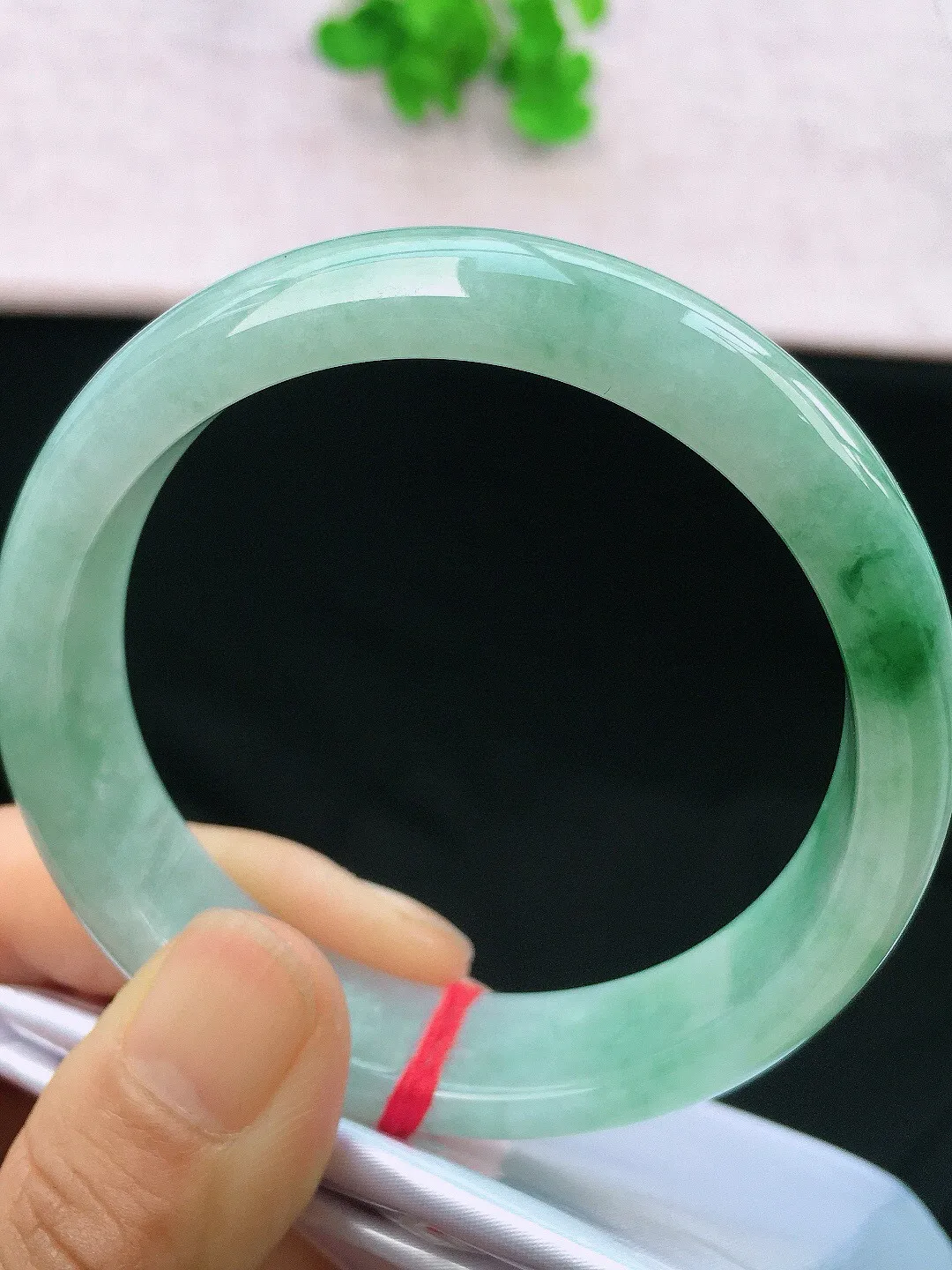 正圈57-58可戴，种老水足，尺寸57.5/14/7.8mm，冰飘绿花正圈翡翠手镯
