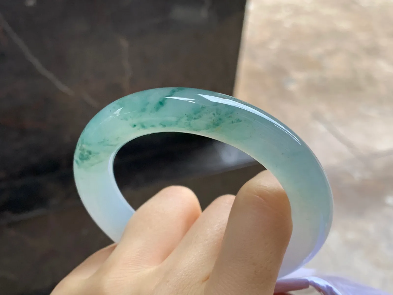 冰种飘花圆条手镯
尺寸：56-12mm
种水好 飘花点缀