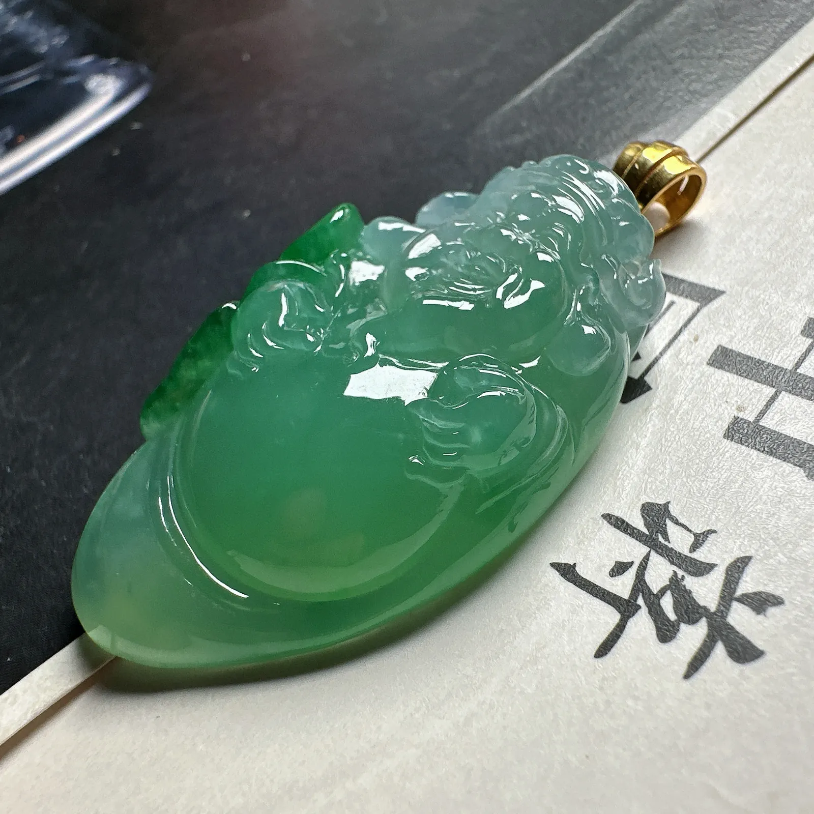 【财神】很纯美的冰晴飘绿财神，立体厚装，底子很干净，颜色漂亮，雕刻精美。