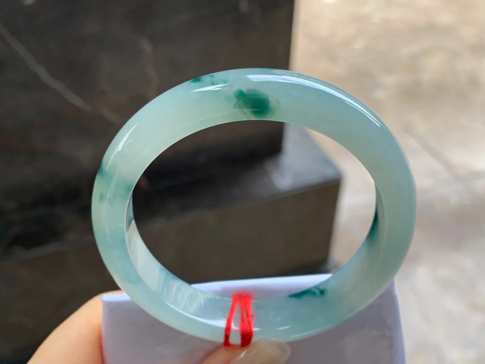 飘花手镯
尺寸：55.7-11.8-8mm
底子细腻～种水好 飘花点缀
